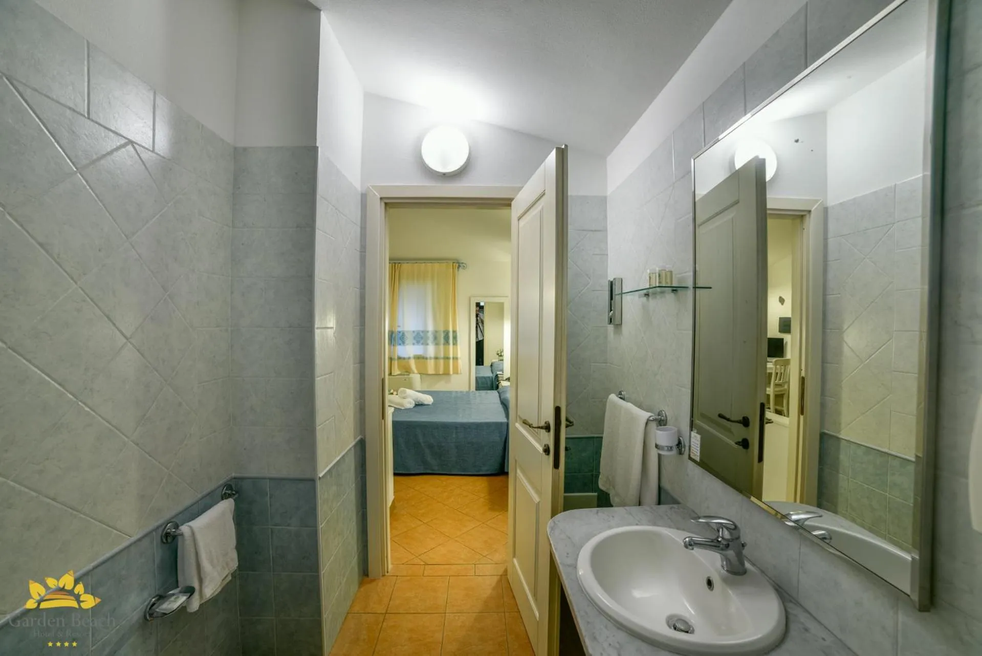 Bathroom, Bed in Hotel Garden Beach