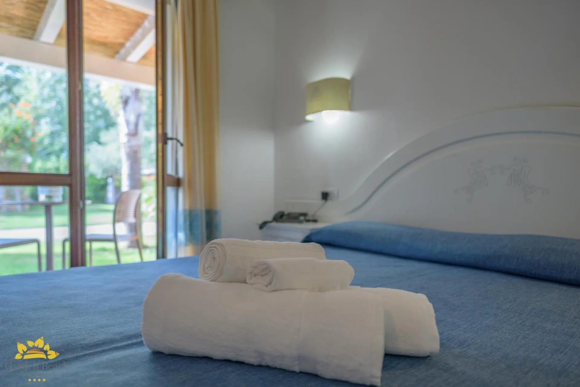Balcony/Terrace, Bed in Hotel Garden Beach