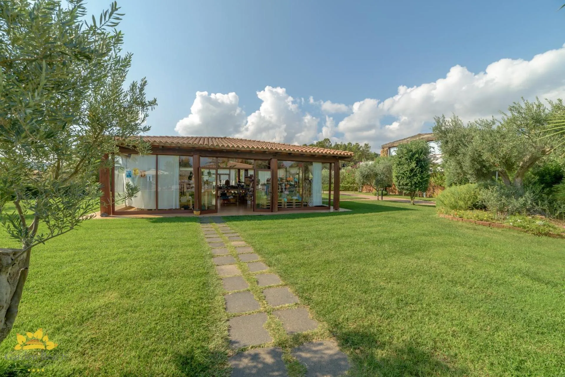 On-site shops in Hotel Garden Beach