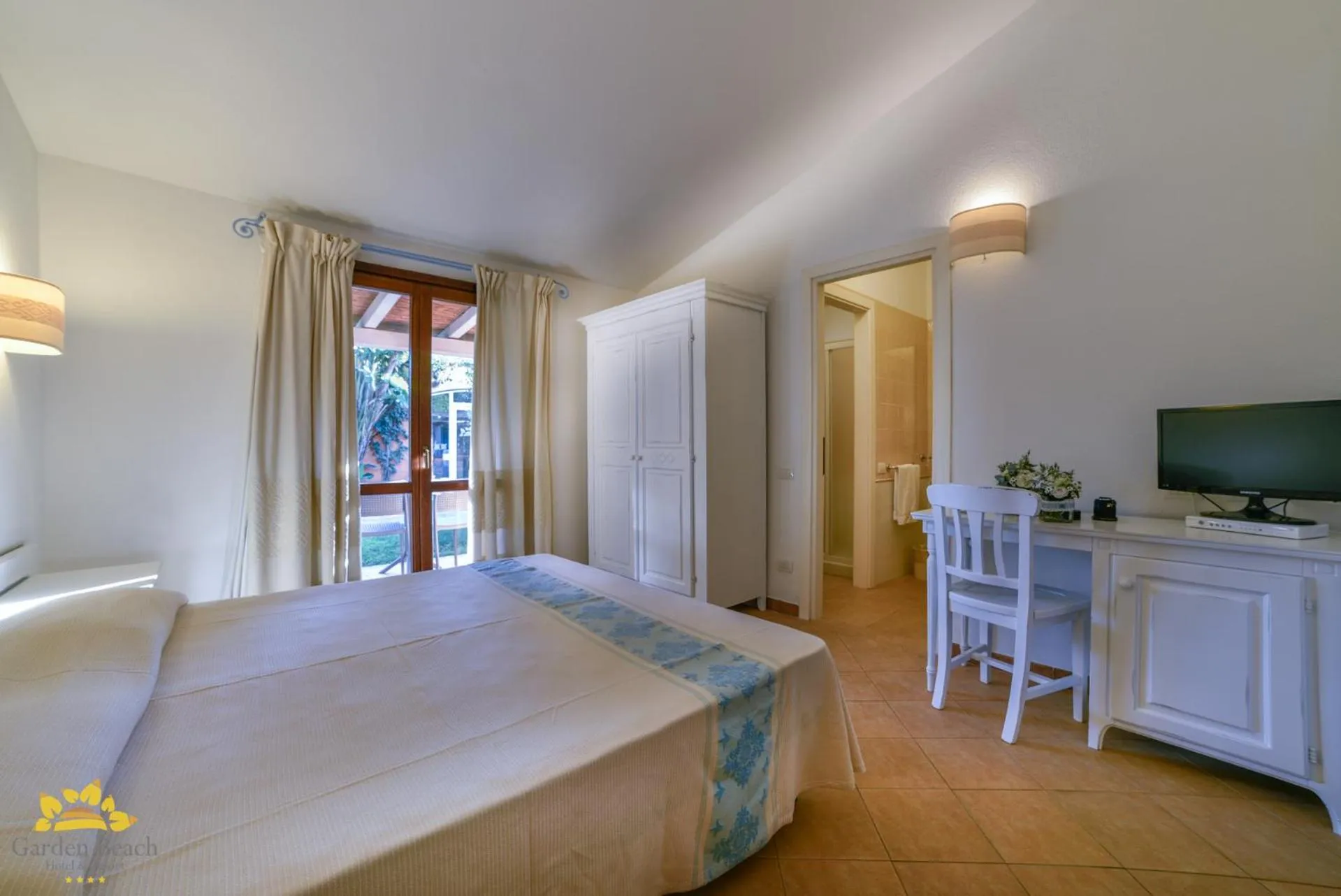 Bedroom, Bed in Hotel Garden Beach