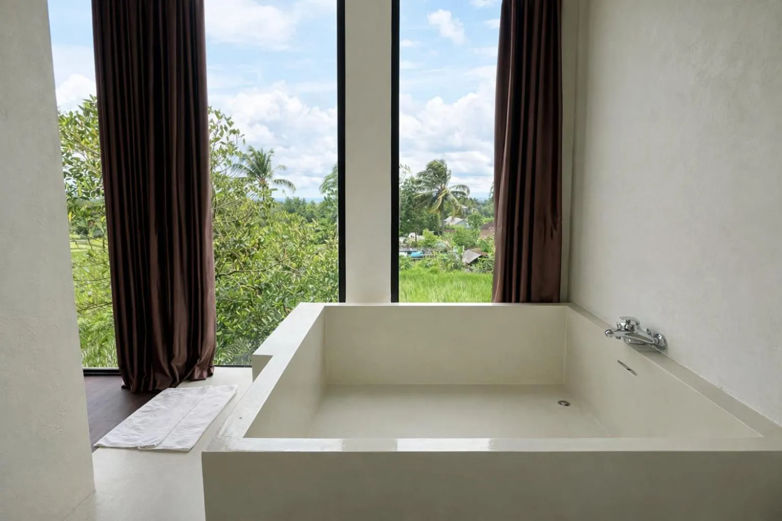 Bath in Nirvana Hotel Resort Tetebatu