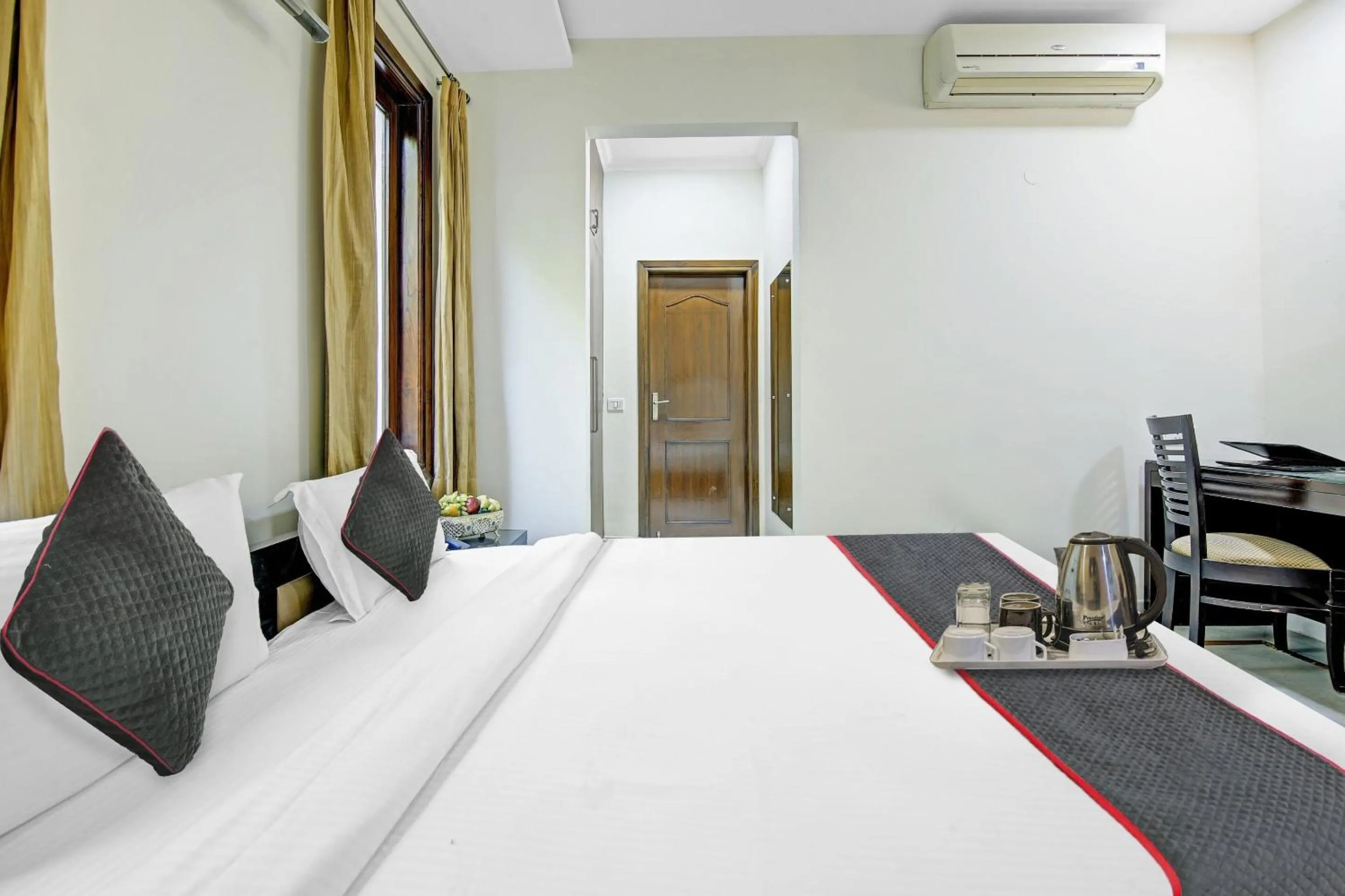 Bedroom in Collection O Imperial Oak Near Leisure Valley Park