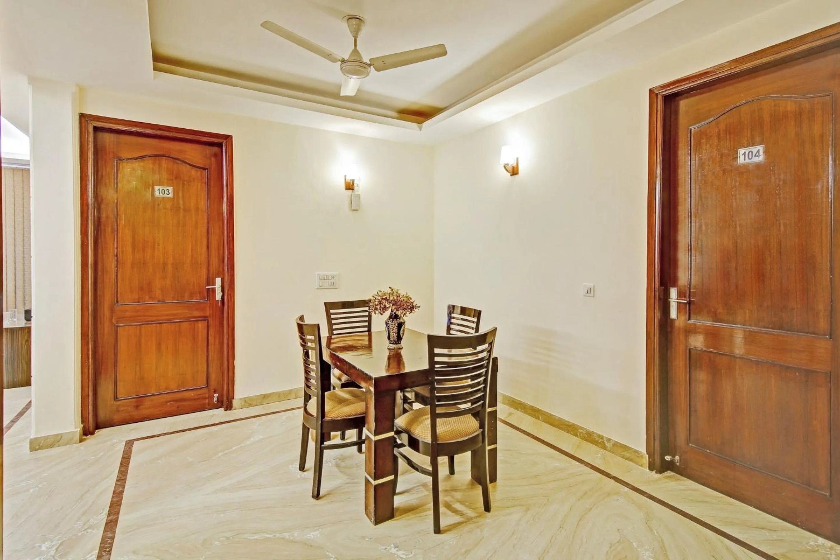 Lobby or reception in Collection O Imperial Oak Near Leisure Valley Park