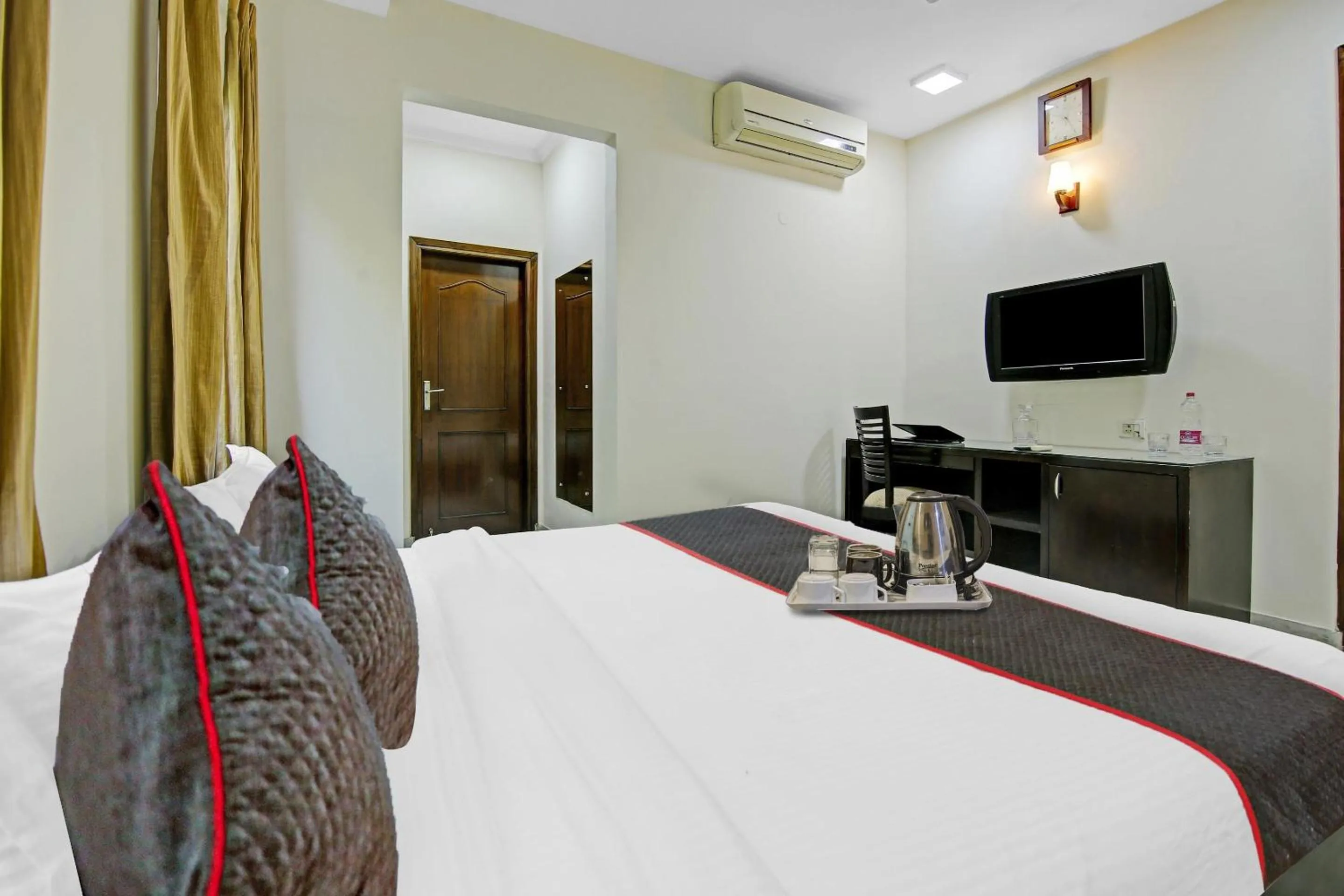 Bedroom in Collection O Imperial Oak Near Leisure Valley Park