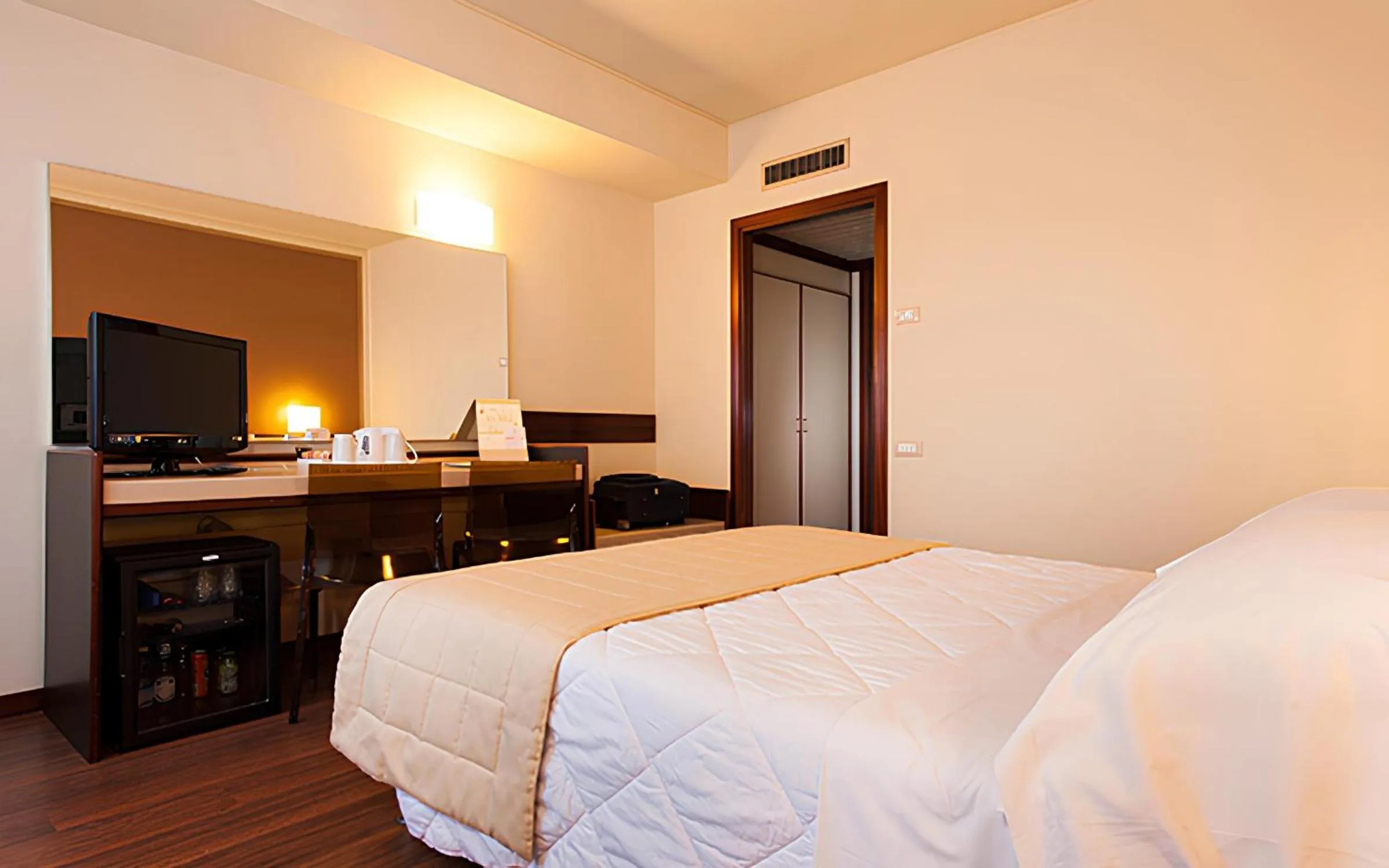 Bedroom, Bed in Astoria Palace Hotel