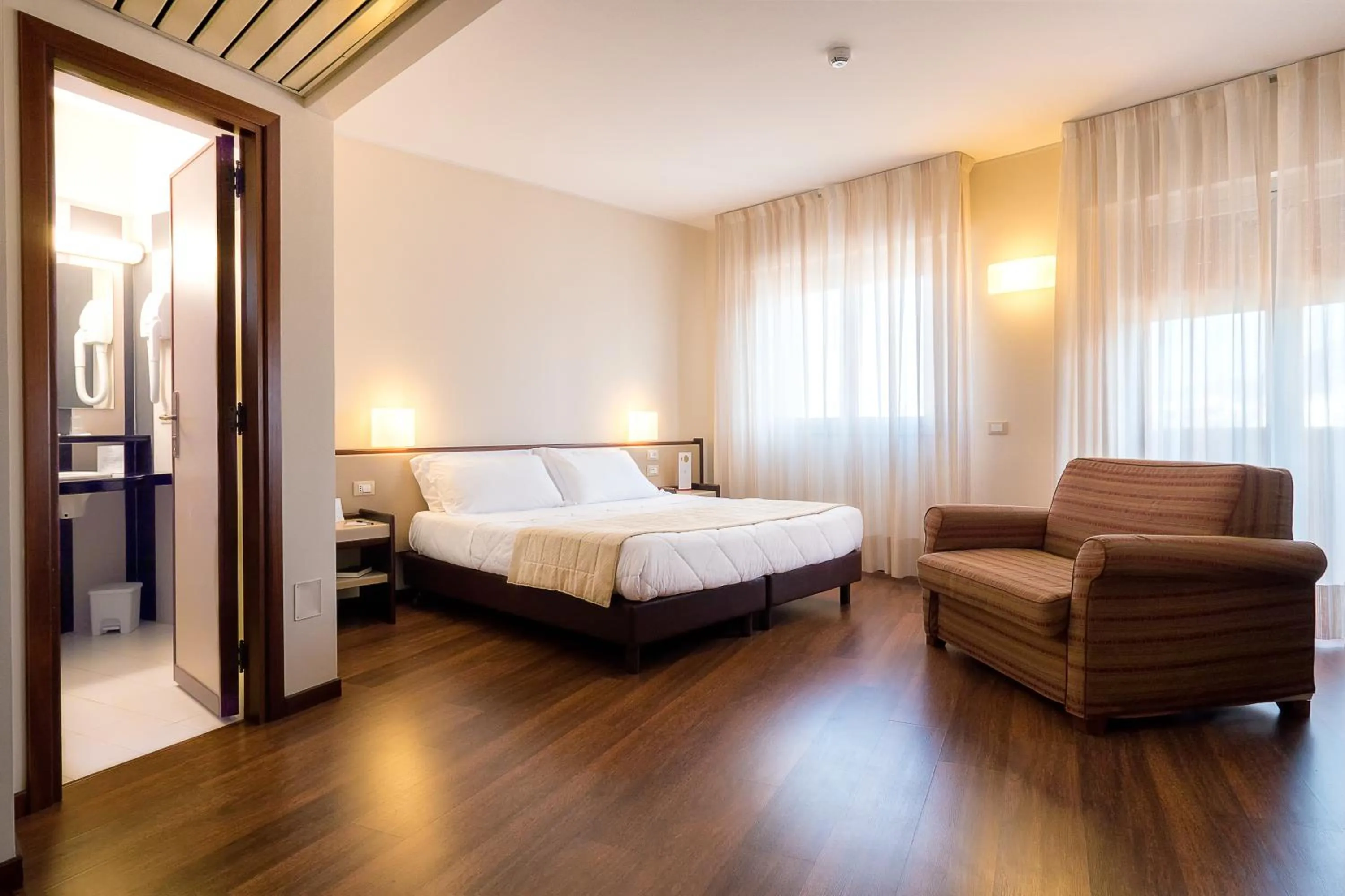 Bedroom, Bed in Astoria Palace Hotel