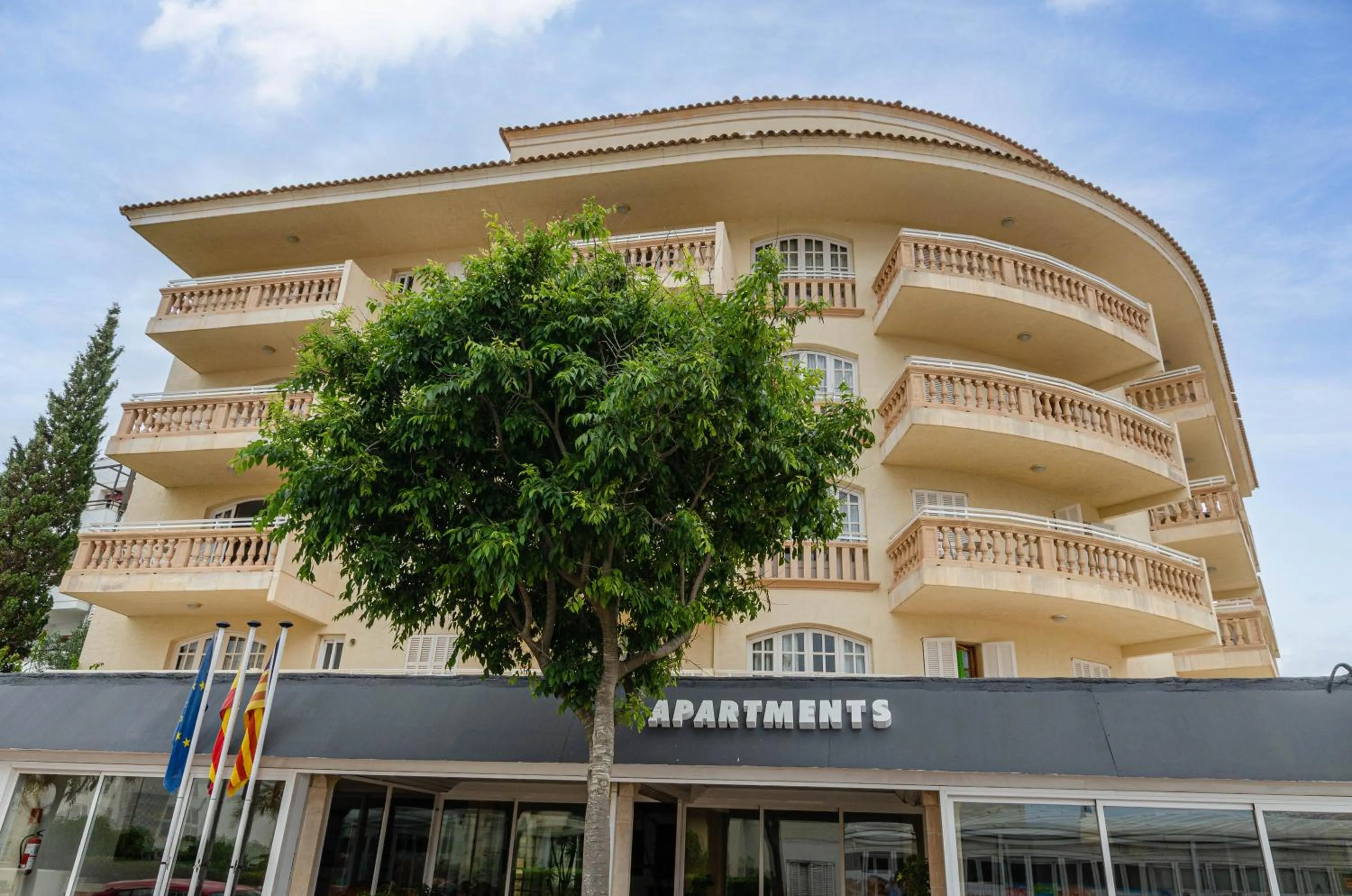 Property building in Sol y Mar Apartments