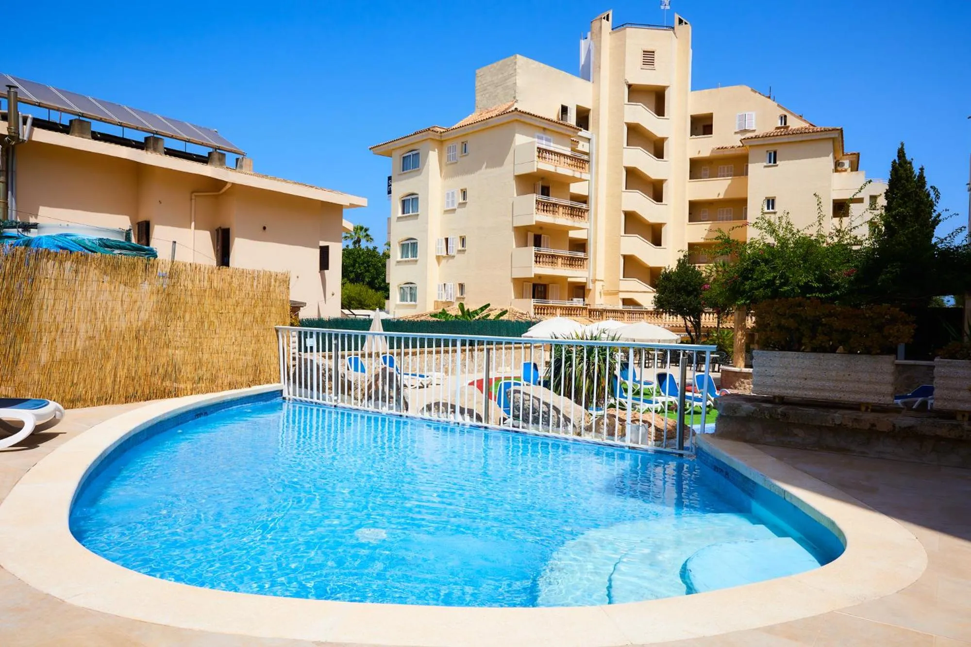 Swimming pool in Sol y Mar Apartments