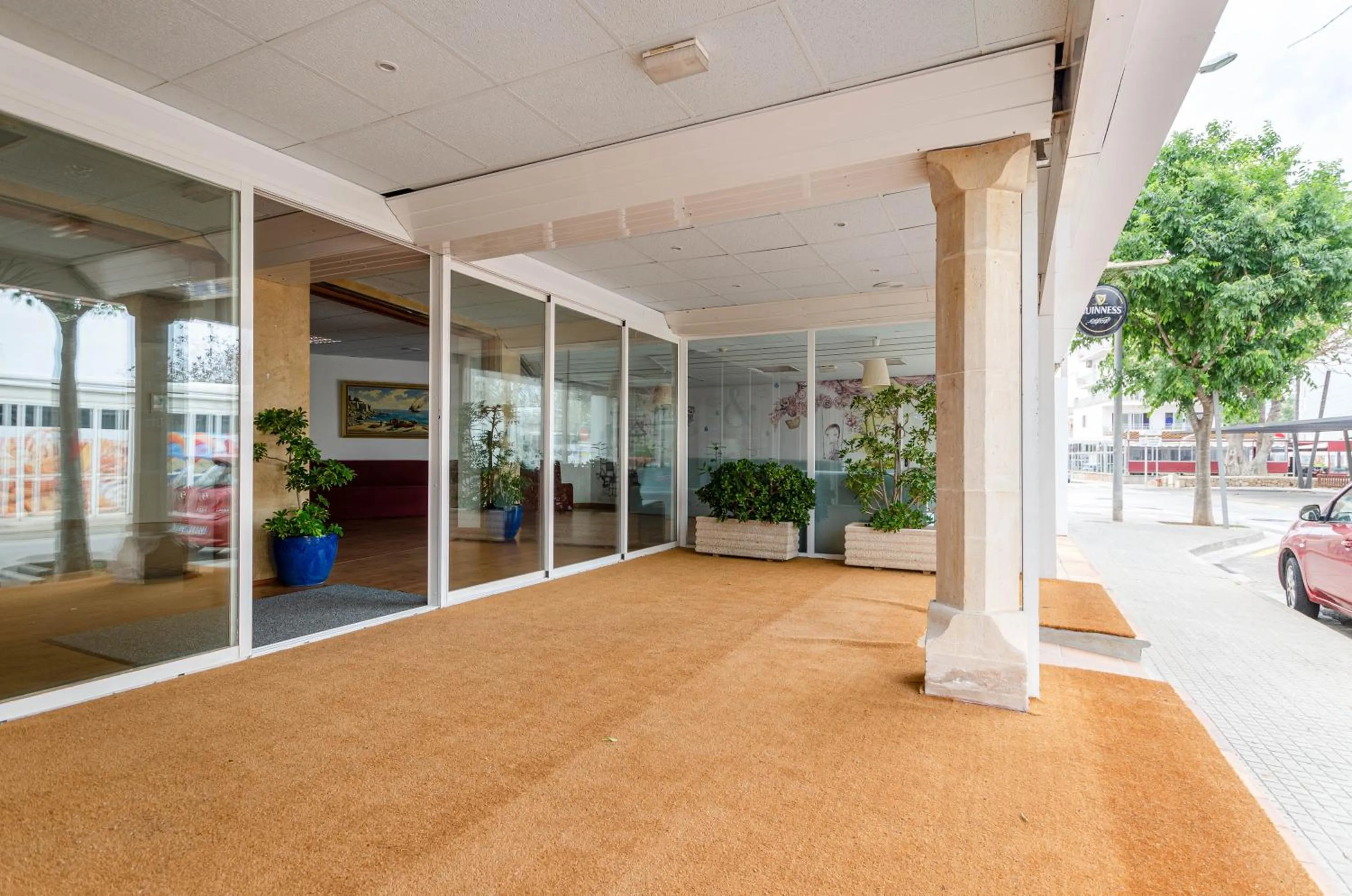 Facade/entrance in Sol y Mar Apartments