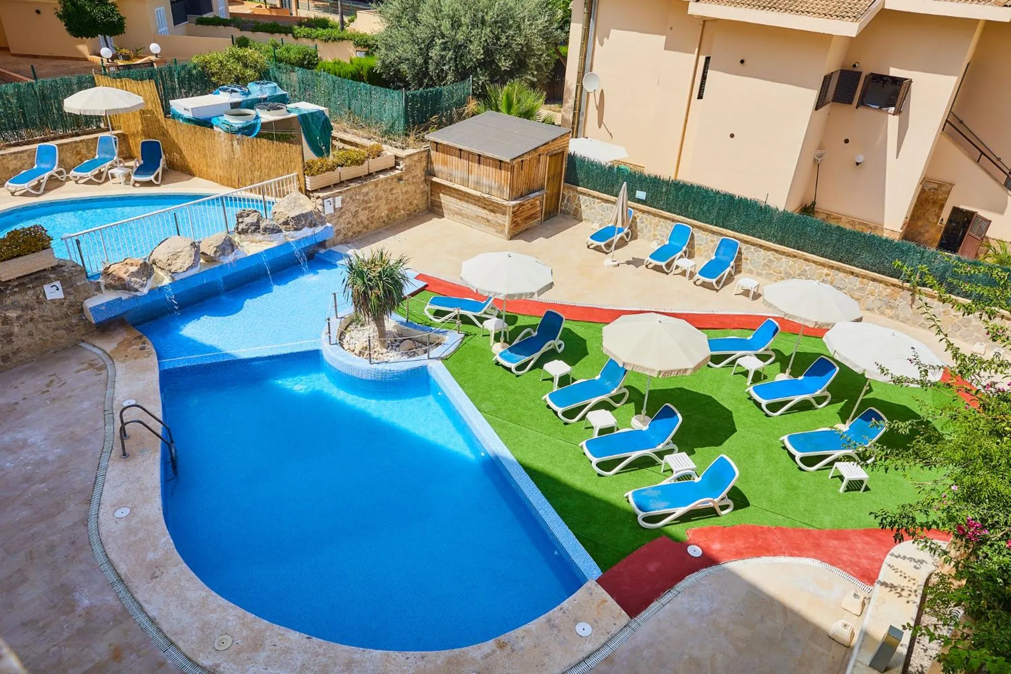 Swimming pool in Sol y Mar Apartments