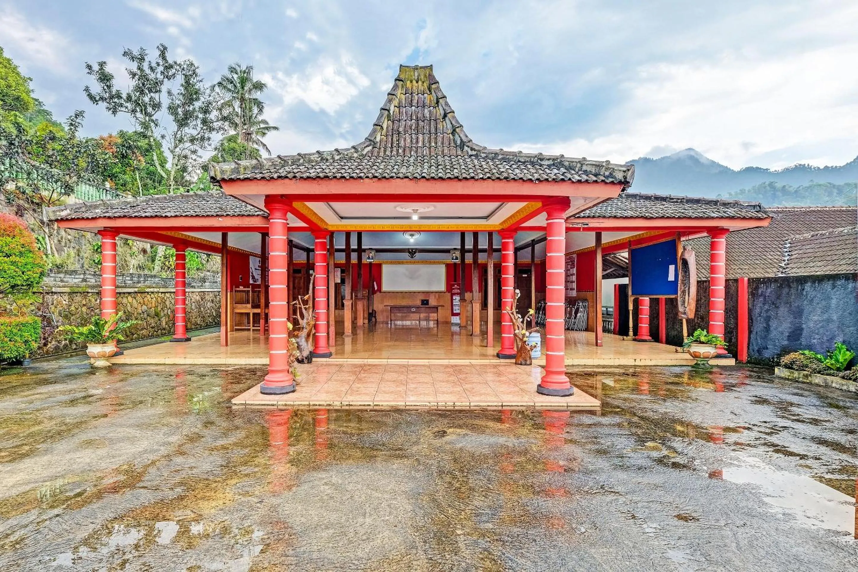 Facade/entrance in OYO Homes 91095 Desa Wisata Conto