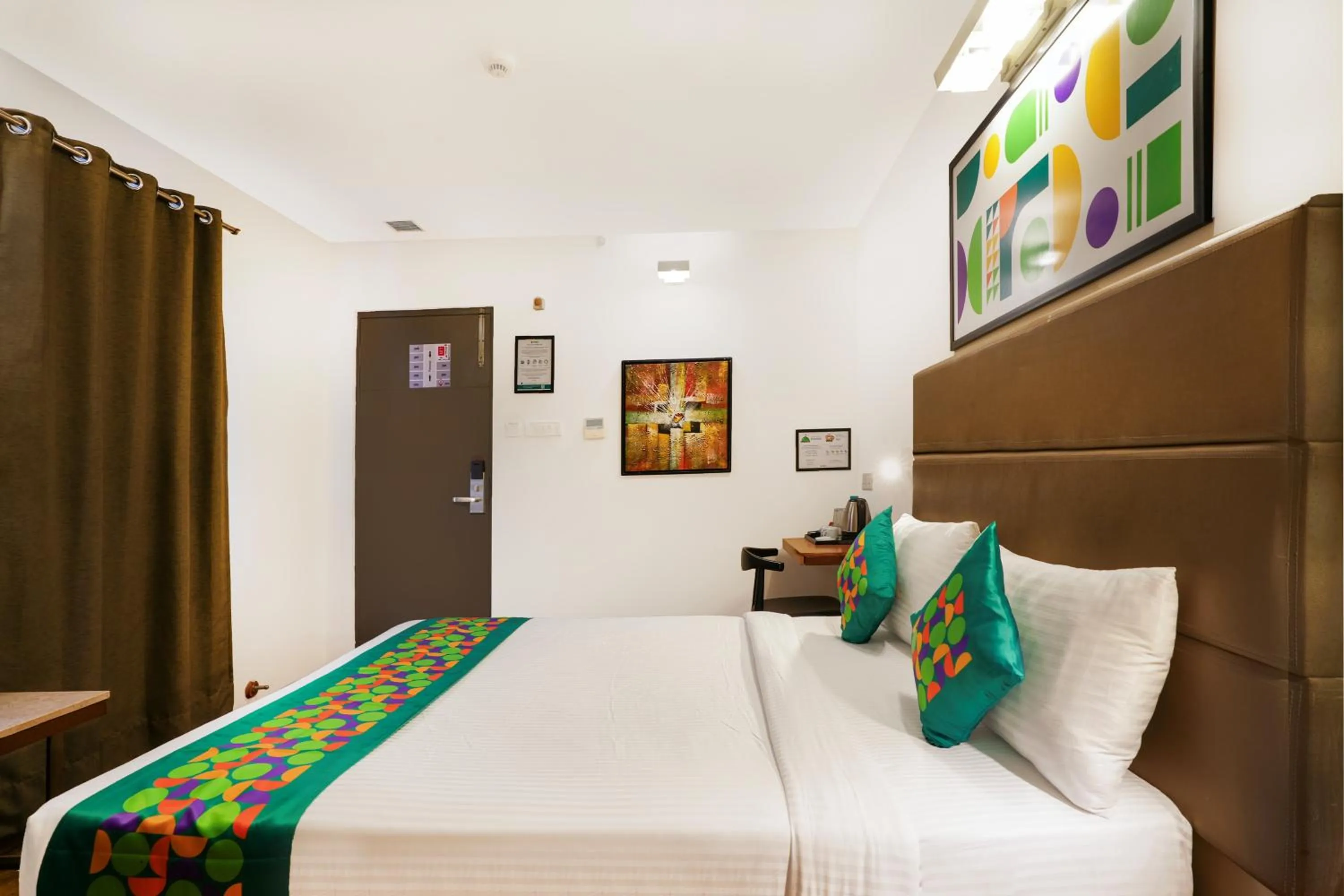 Bedroom in Treebo Jagadish Hotel, Jayanagar