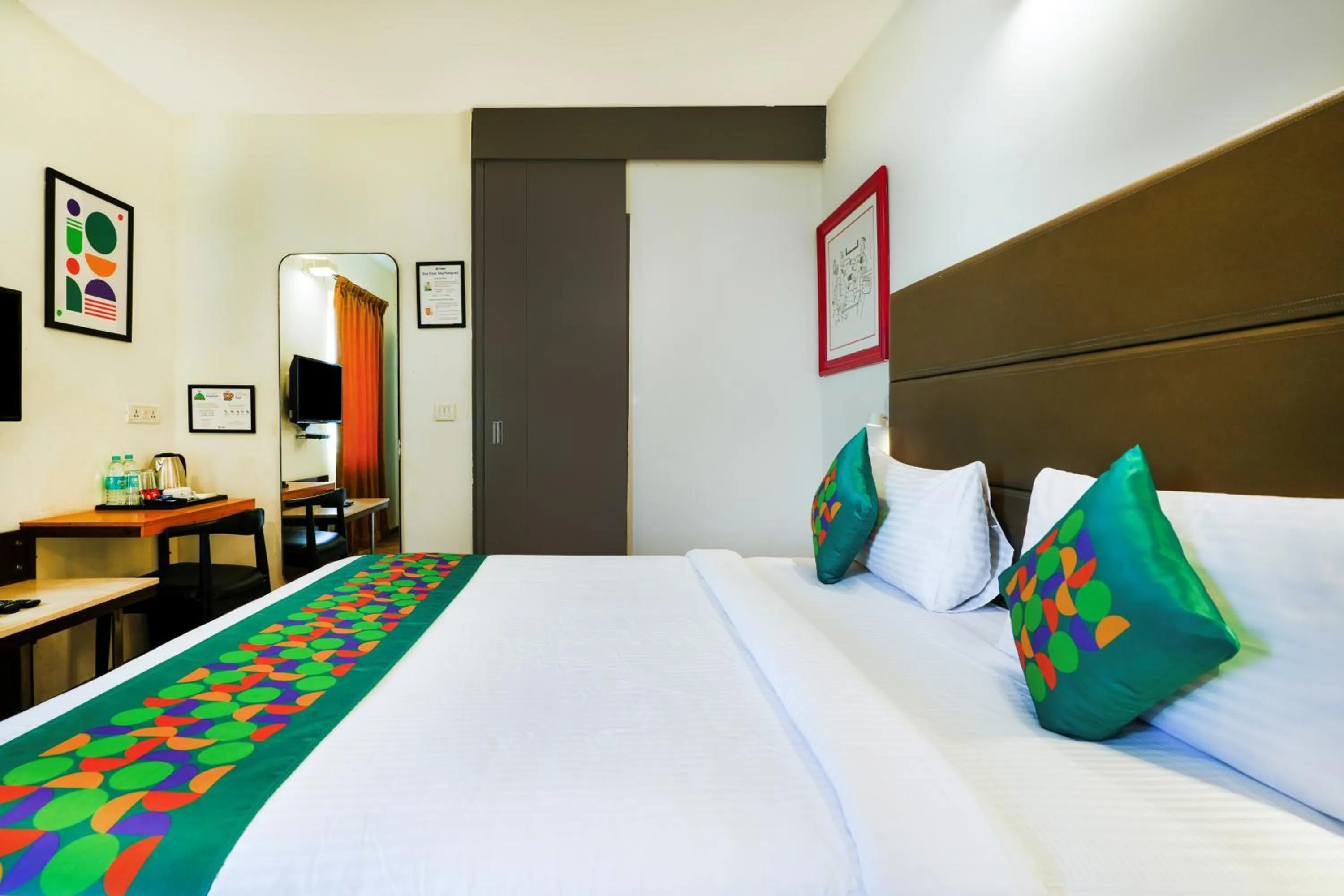 Bedroom in Treebo Jagadish Hotel, Jayanagar