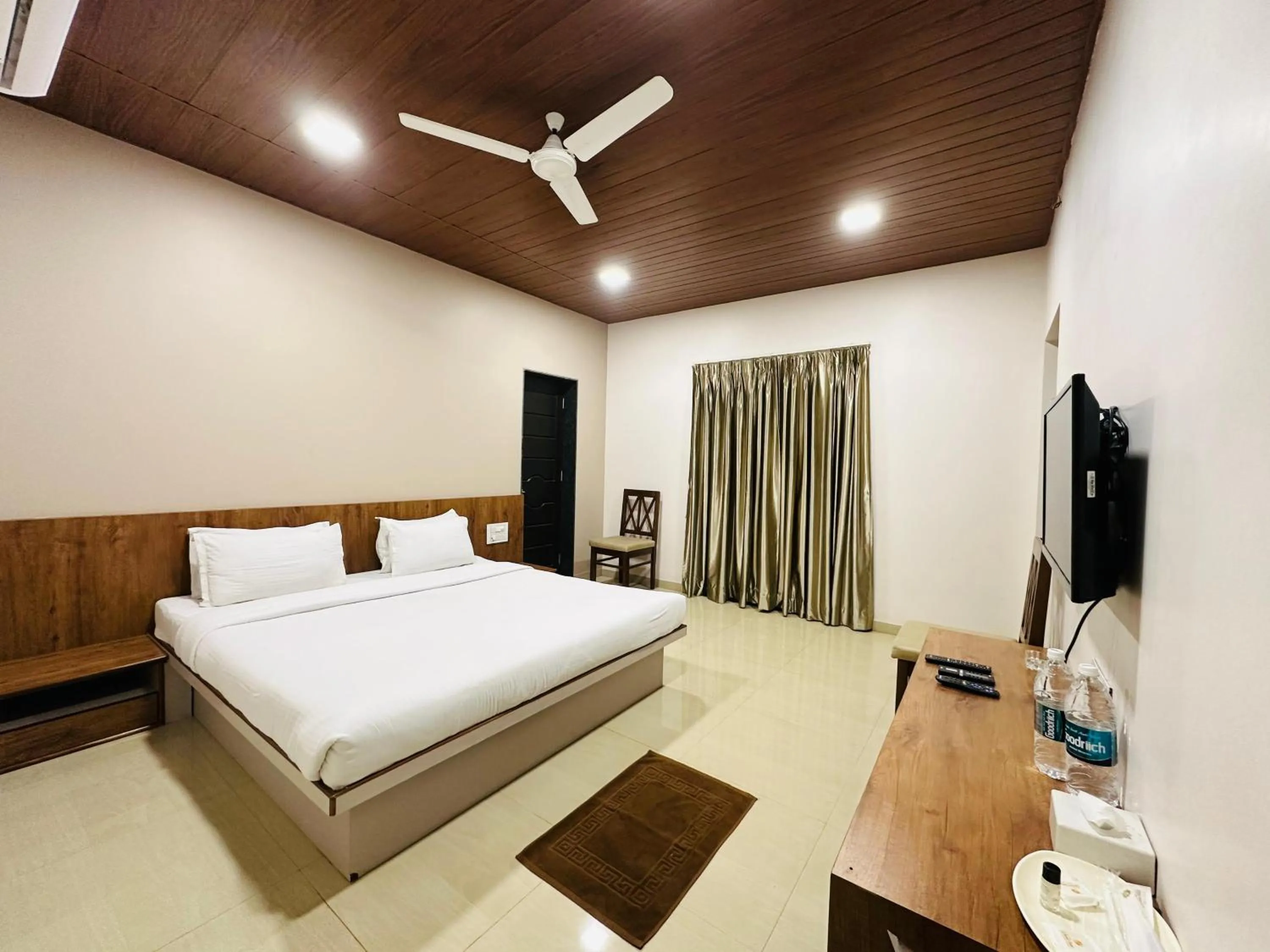 TV and multimedia, Bed in Hotel Grand Indu, 3 Star Kolhapur