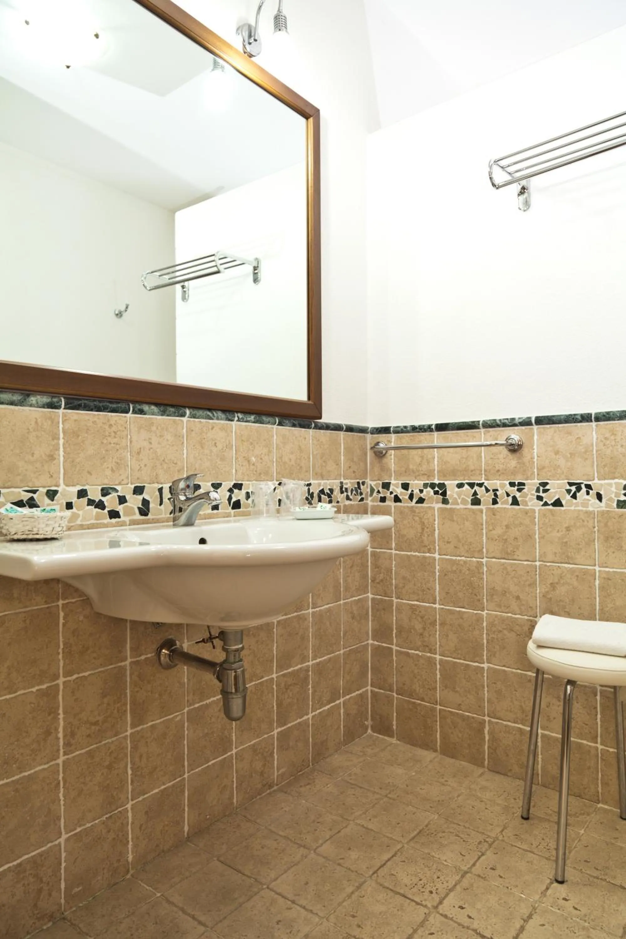 Shower in Pausania Inn