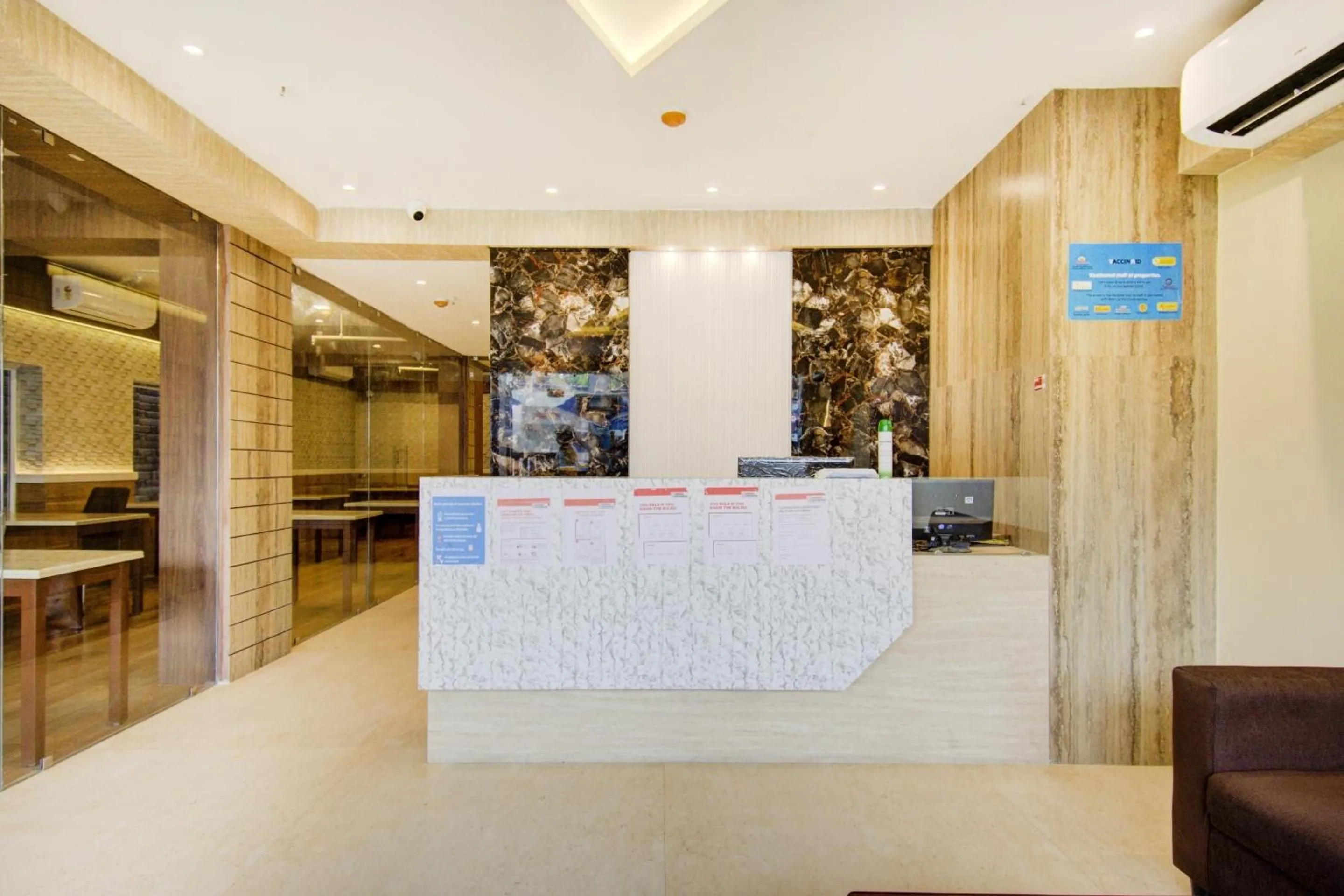 Lobby or reception in Super Townhouse OAK Seventy Seven