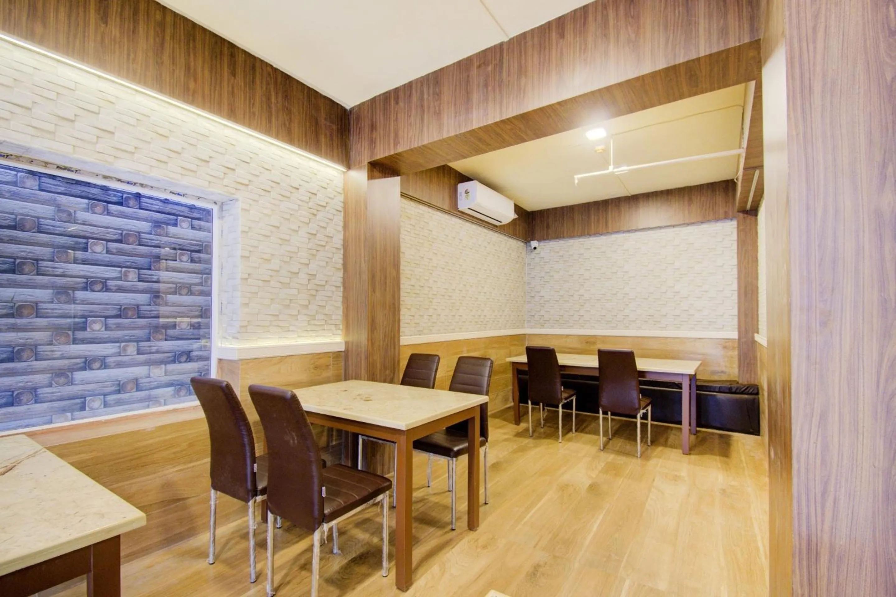 Restaurant/places to eat in Super Townhouse OAK Seventy Seven