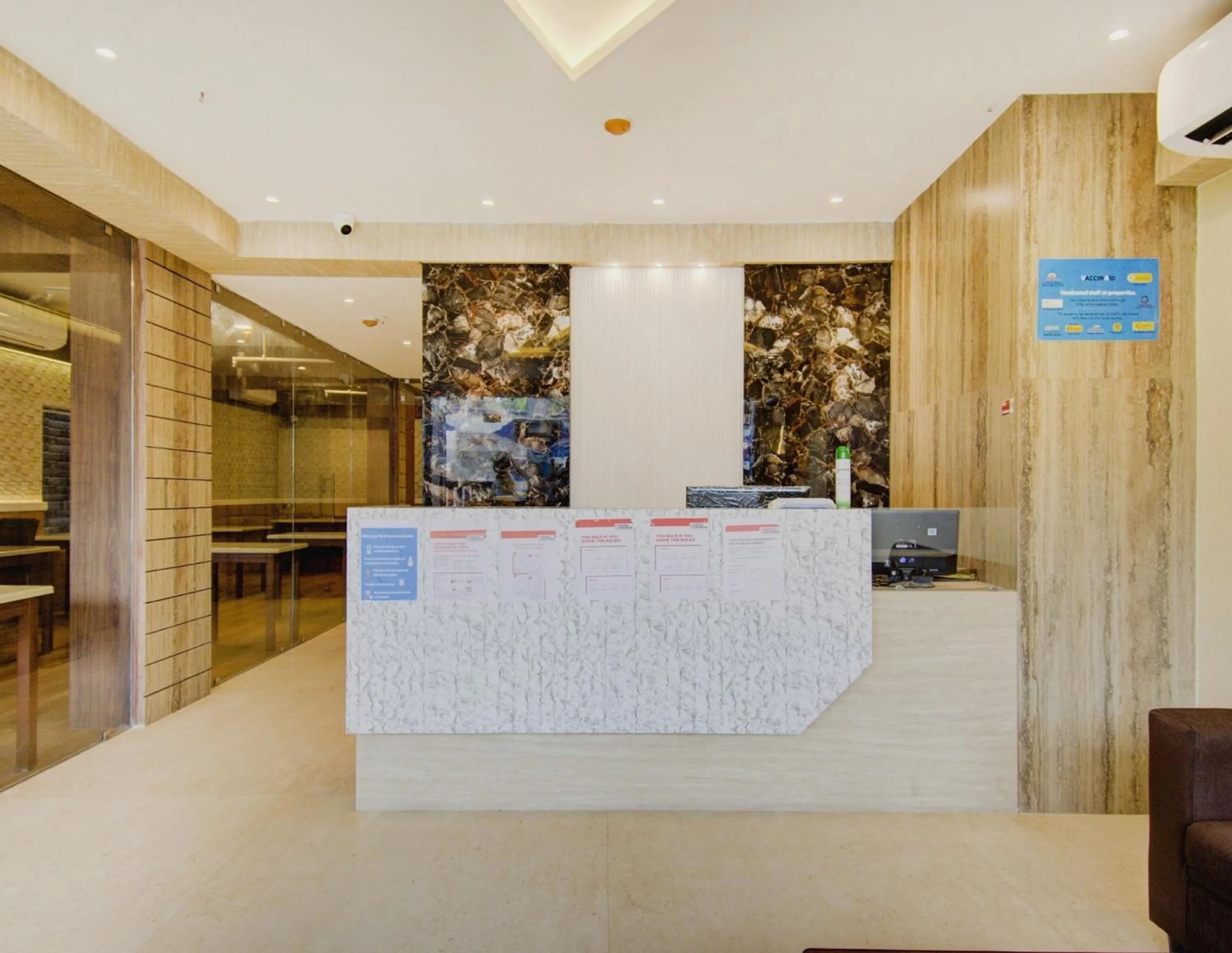 Lobby or reception in Super Townhouse OAK Seventy Seven