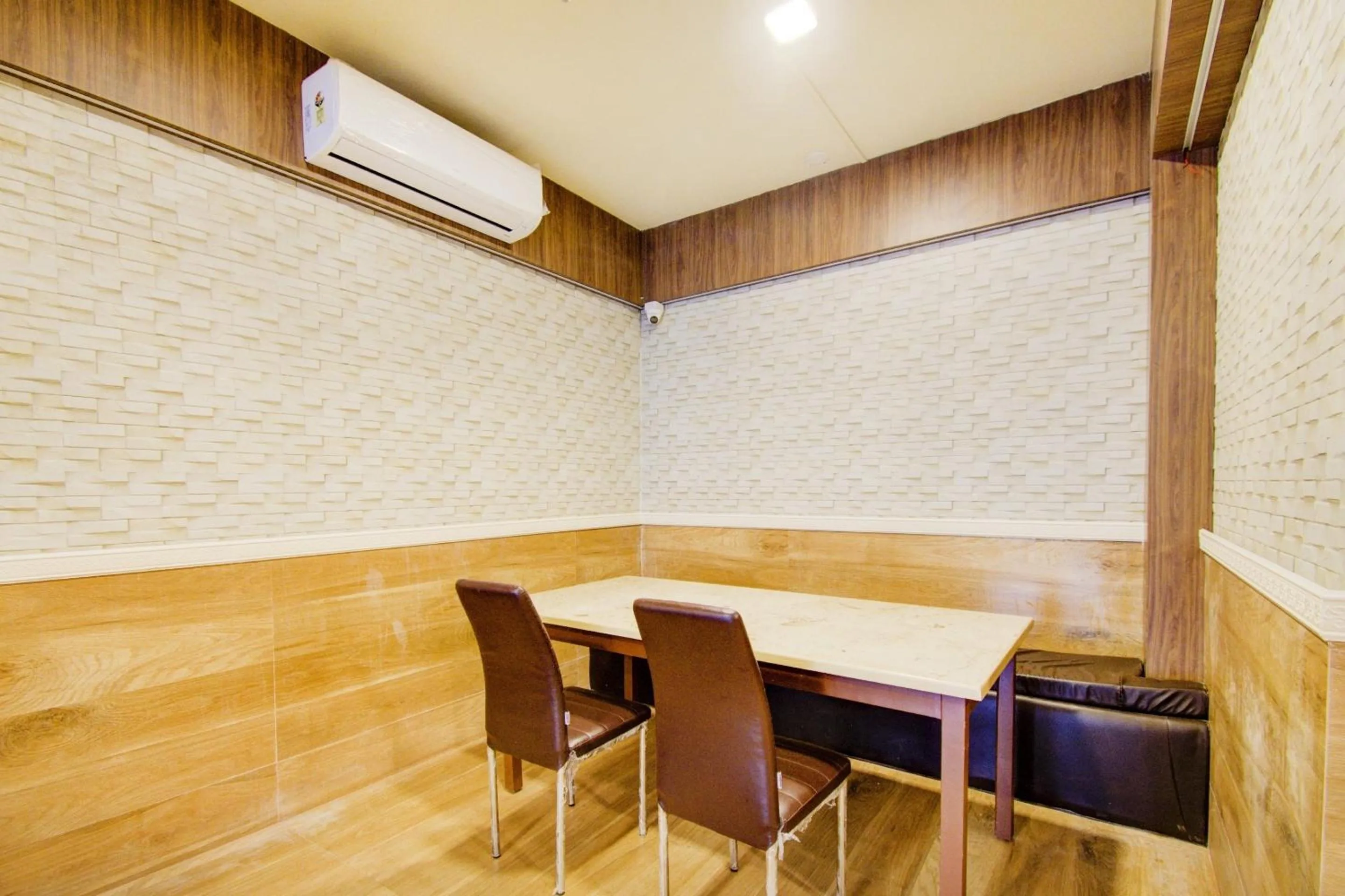 Restaurant/places to eat in Super Townhouse OAK Seventy Seven