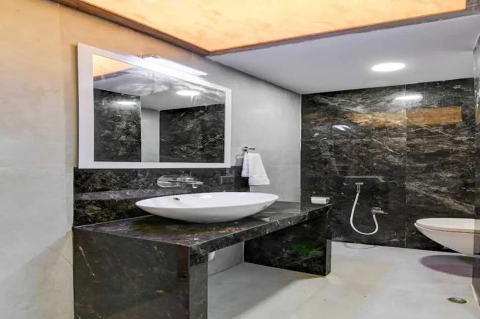 Bathroom in Super Townhouse OAK Seventy Seven
