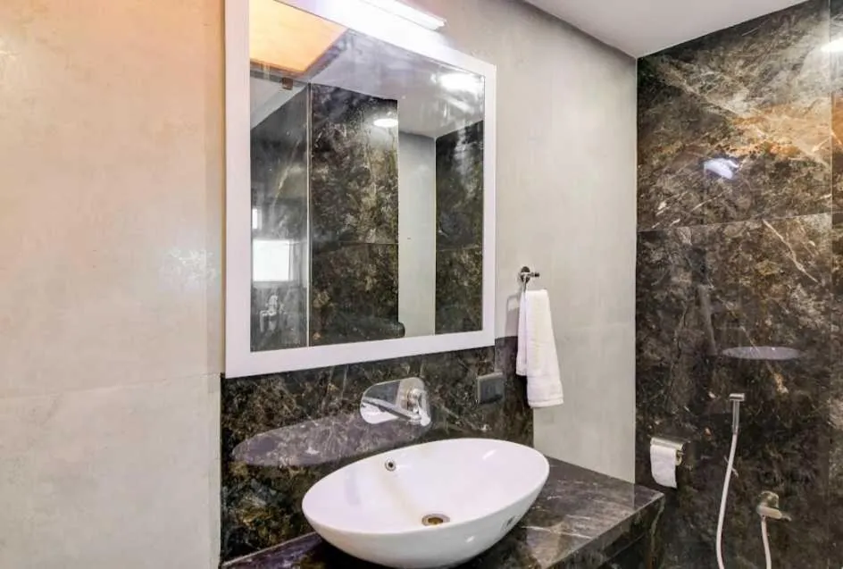 Bathroom in Super Townhouse OAK Seventy Seven