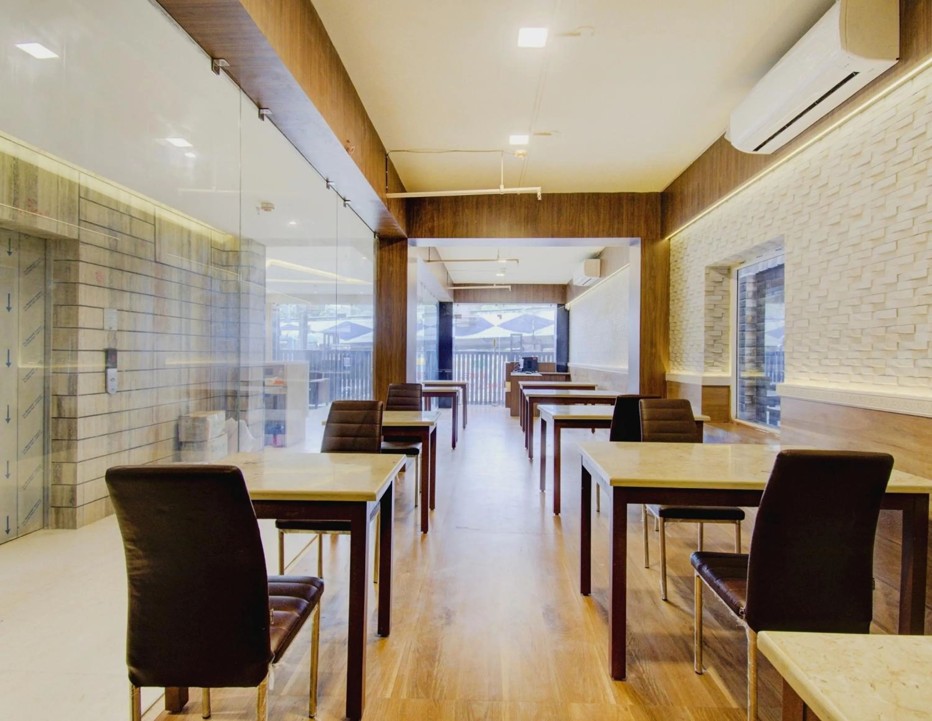 Restaurant/places to eat in Super Townhouse OAK Seventy Seven