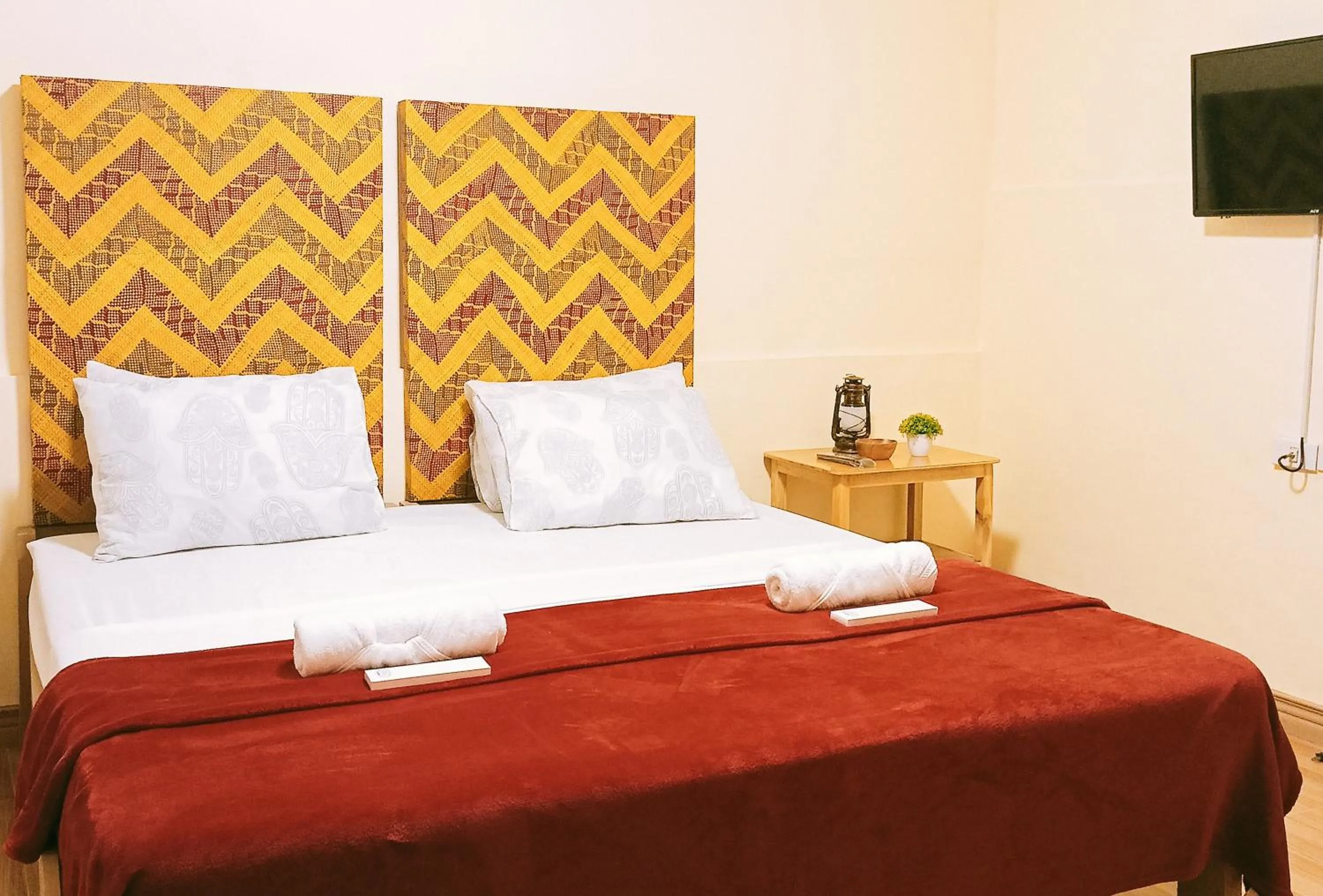 TV and multimedia, Bed in Maribel’s Pension Sindangan