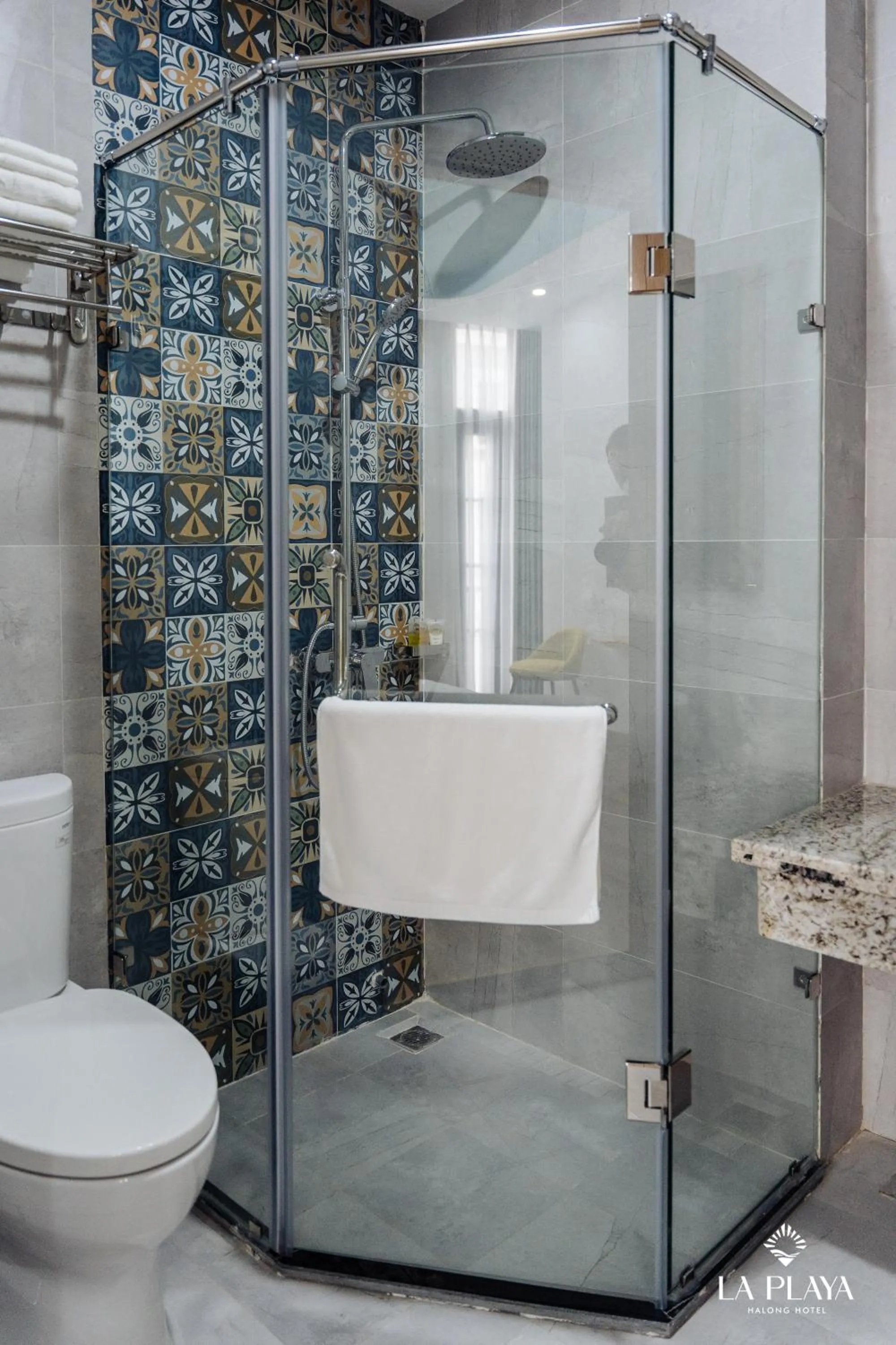 Bathroom in La Playa Ha Long Hotel