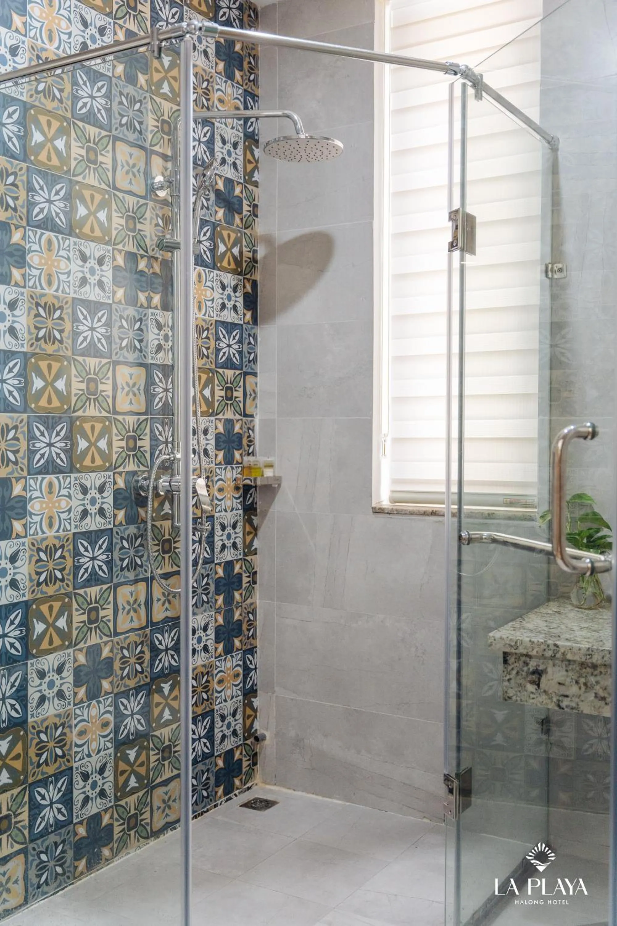 Bathroom in La Playa Ha Long Hotel