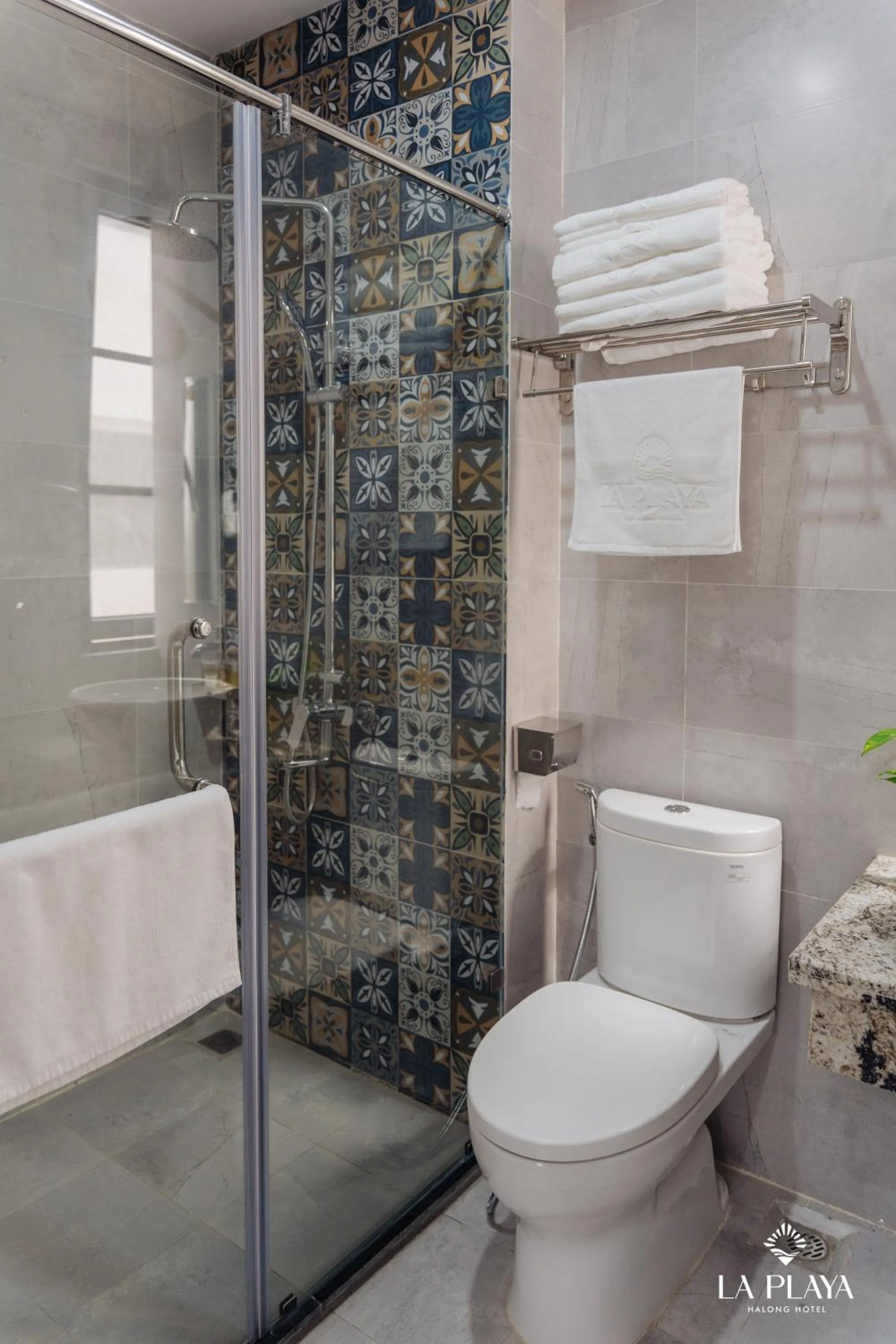 Shower in La Playa Ha Long Hotel