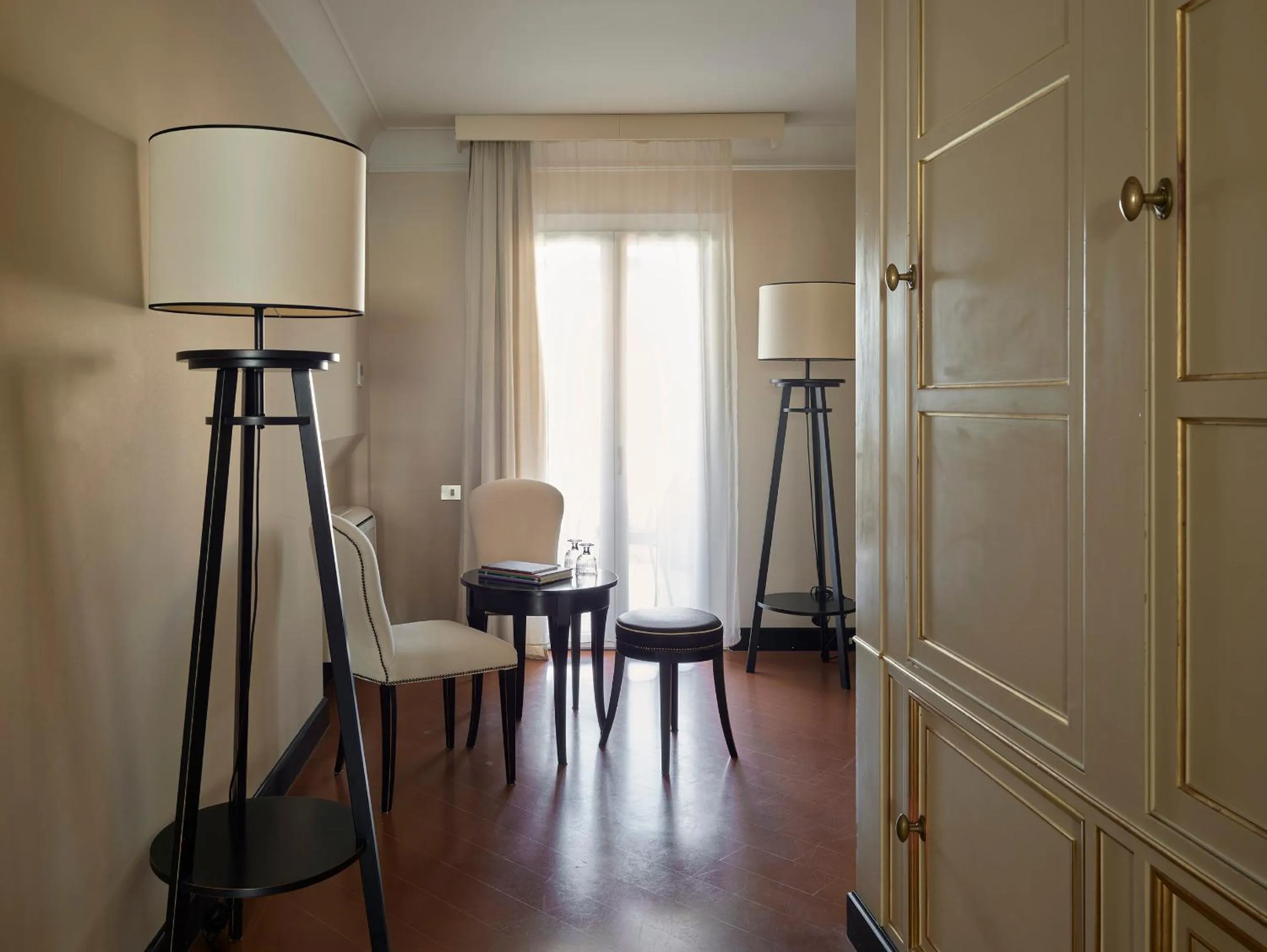 wardrobe in Santa Maria Foris