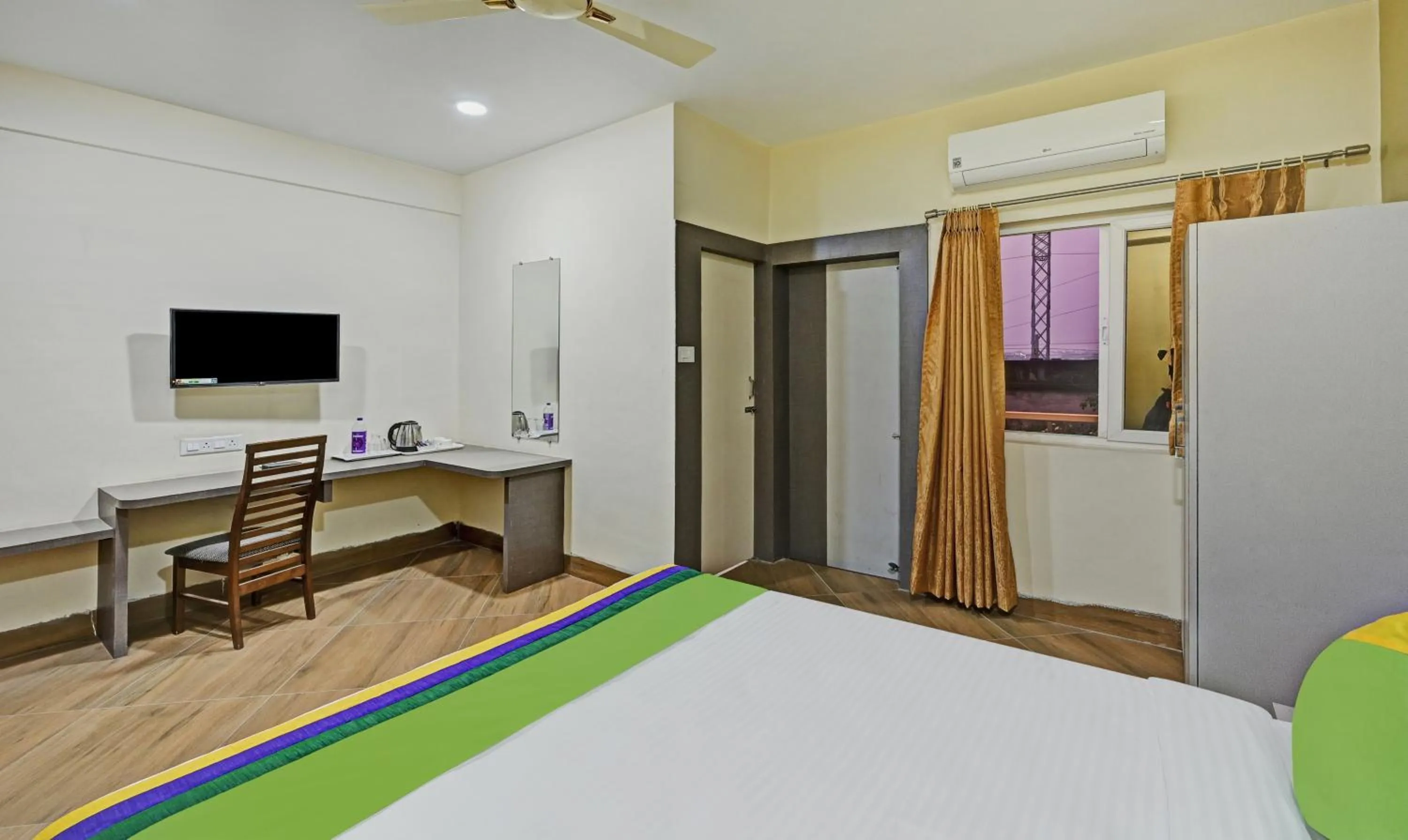 Bedroom, Bed in Treebo Sidhartha Elite