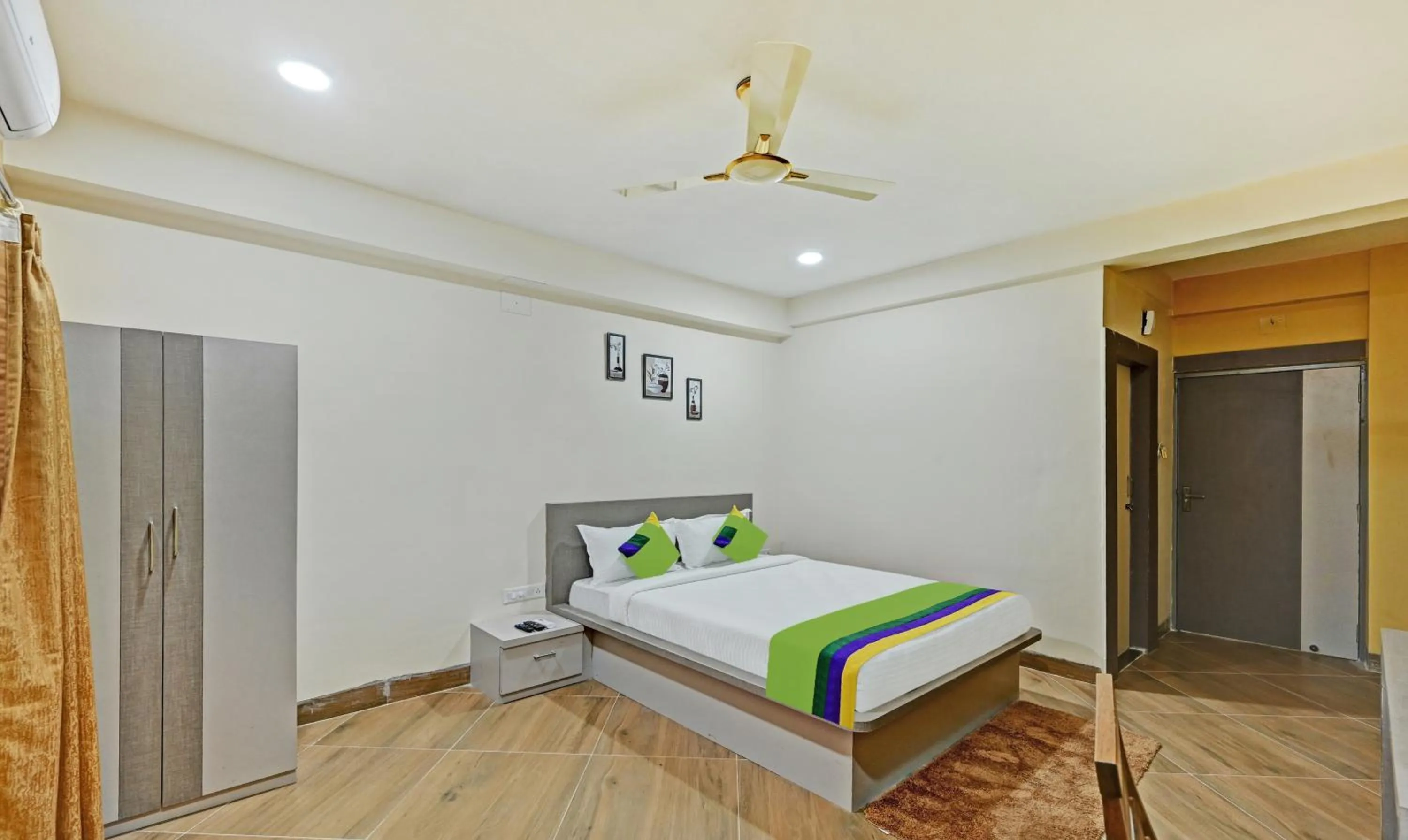 Photo of the whole room, Bed in Treebo Sidhartha Elite
