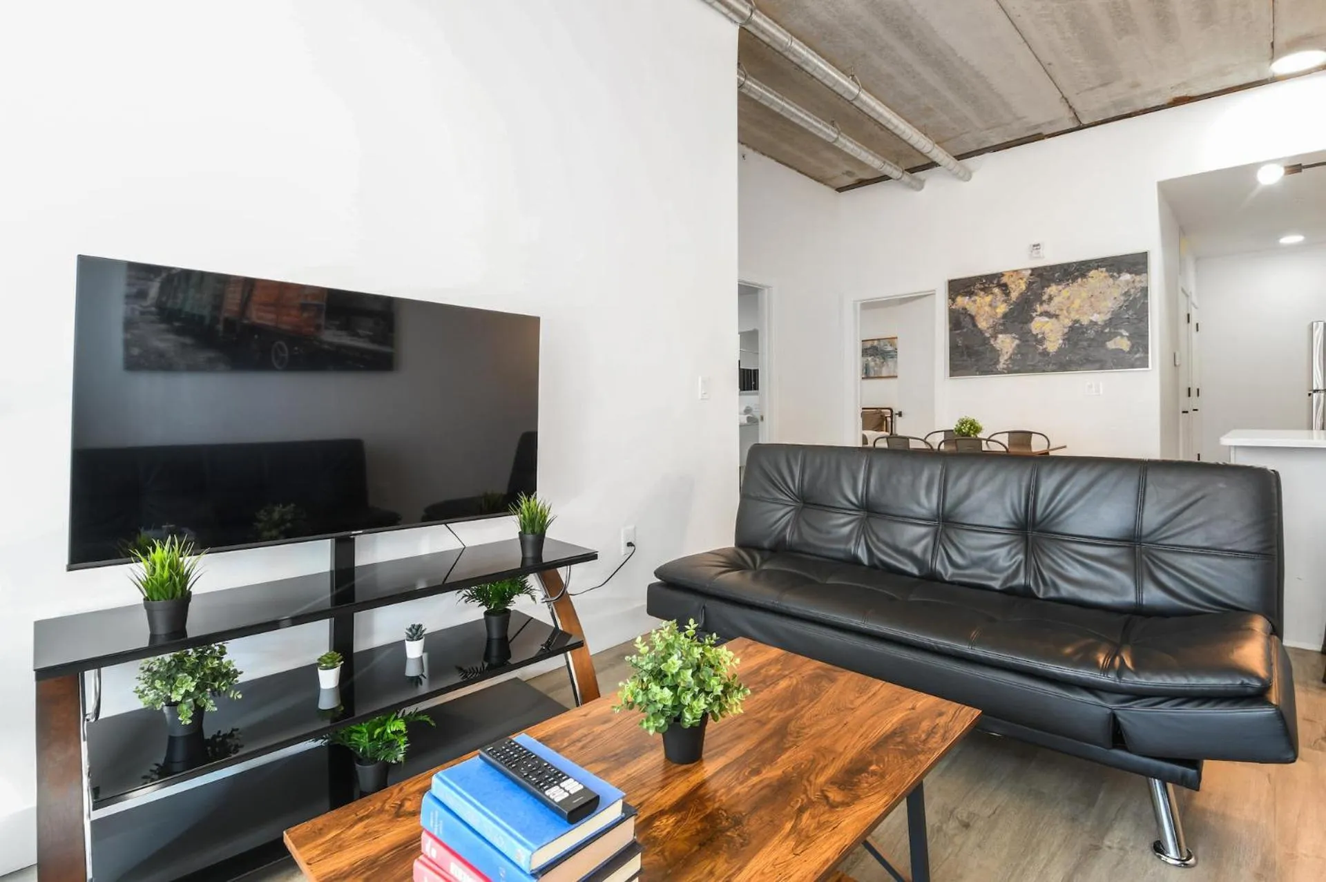 TV and multimedia in Luxury Apartments - Newark Int Airport - Evonify Stays