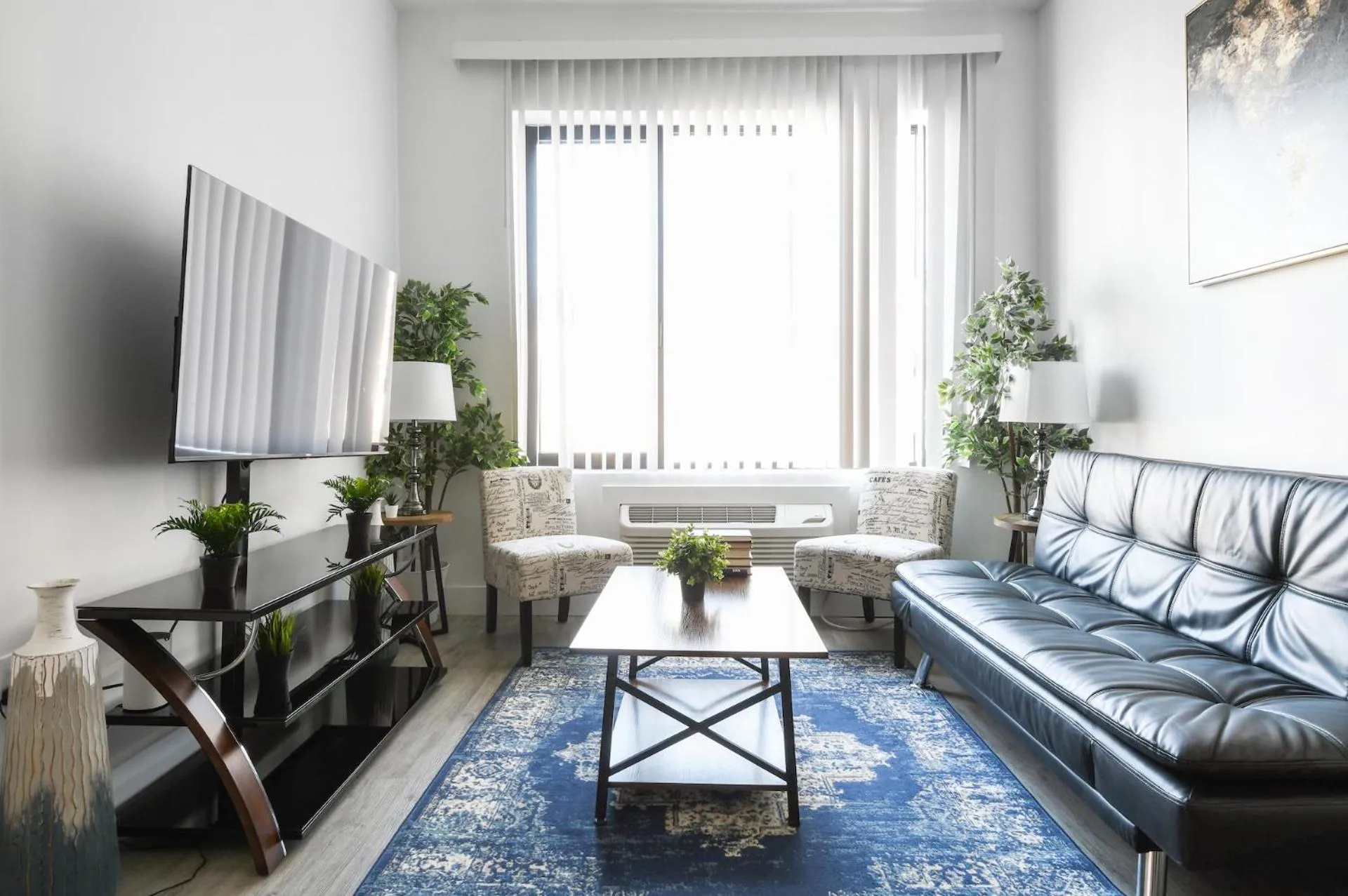 TV and multimedia in Luxury Apartments - Newark Int Airport - Evonify Stays