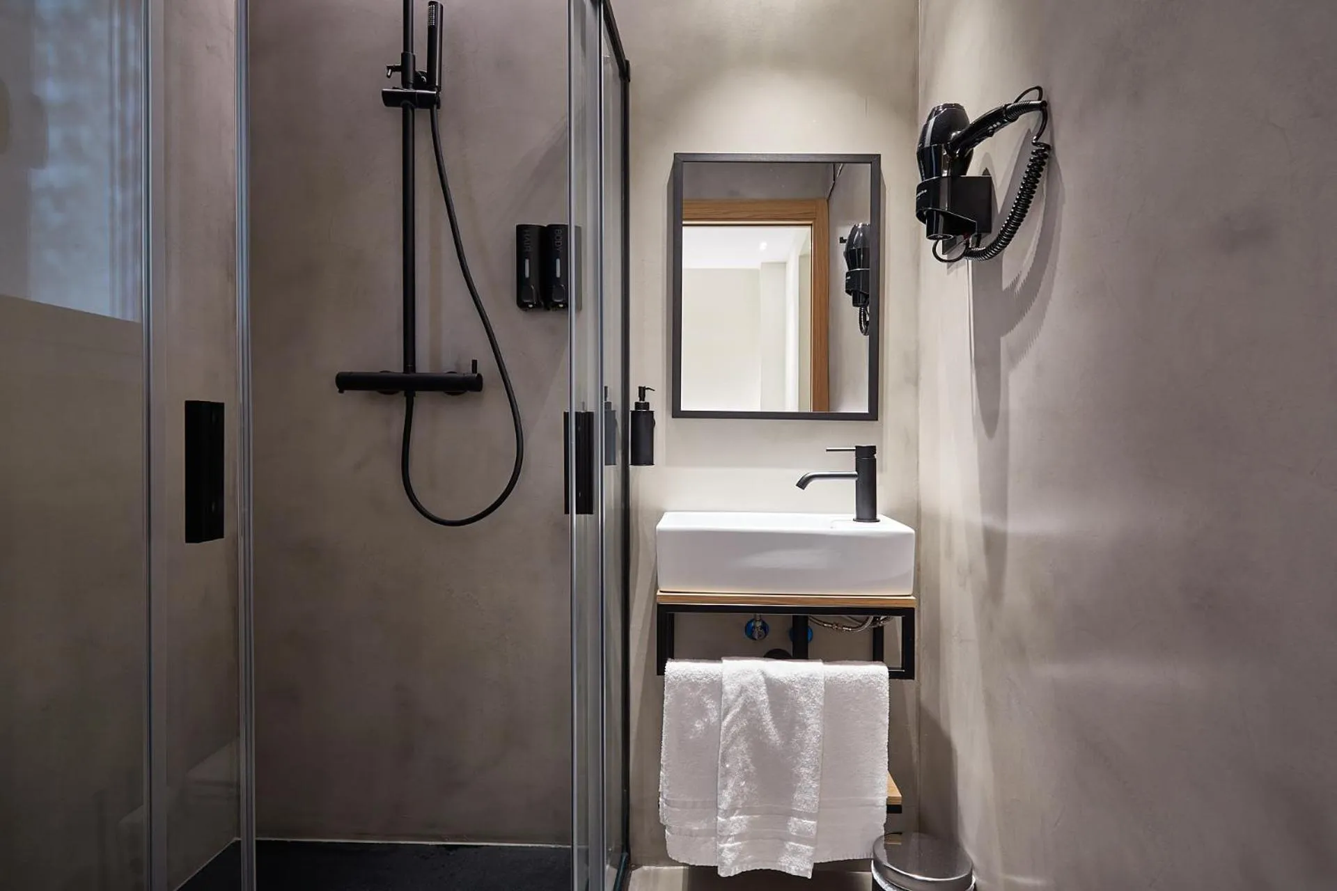 Bathroom in Ella Hostel Ramblas