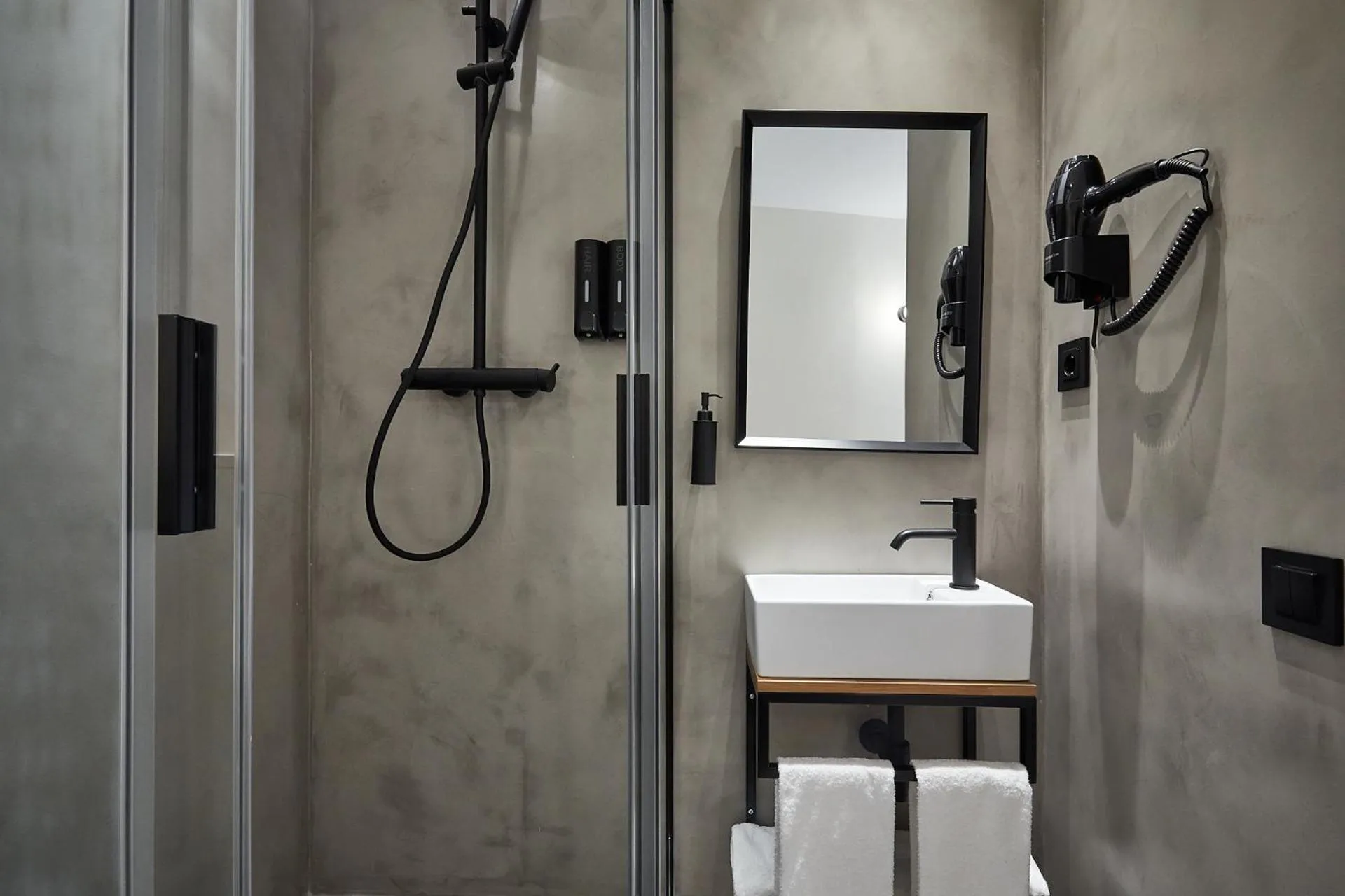 Shower in Ella Hostel Ramblas