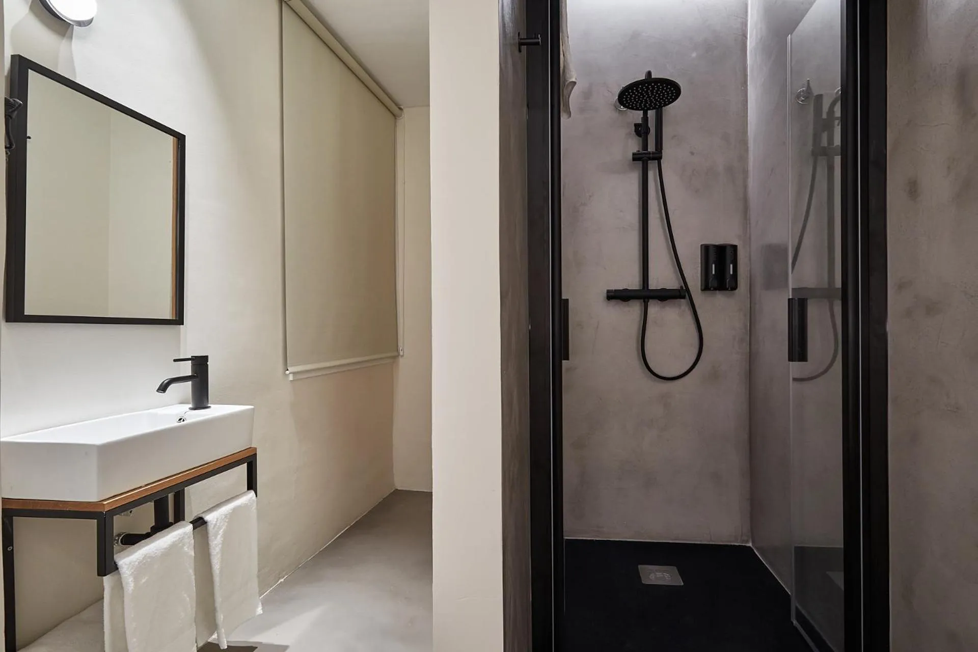 Shower in Ella Hostel Ramblas