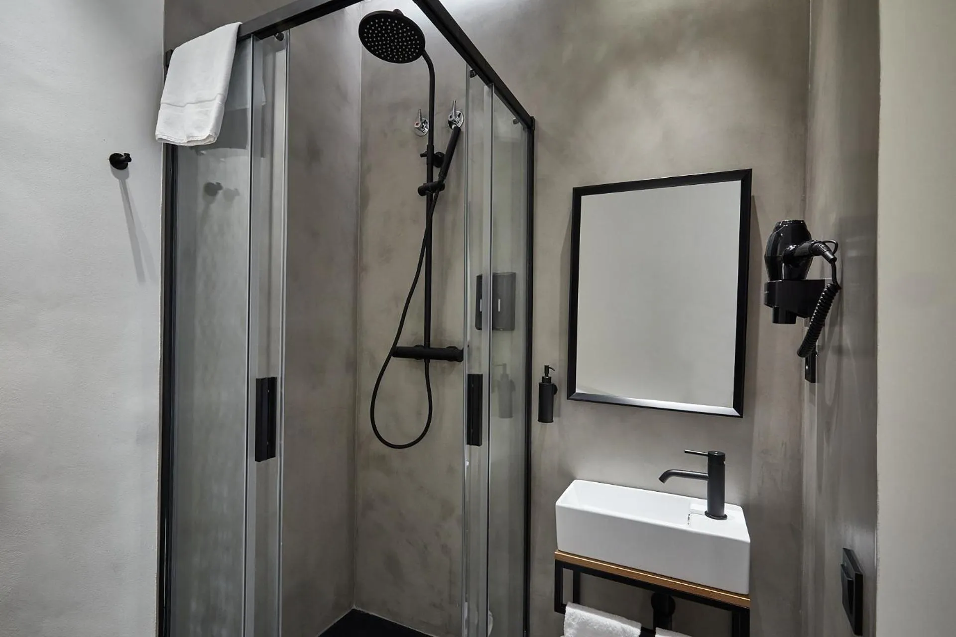 Shower in Ella Hostel Ramblas