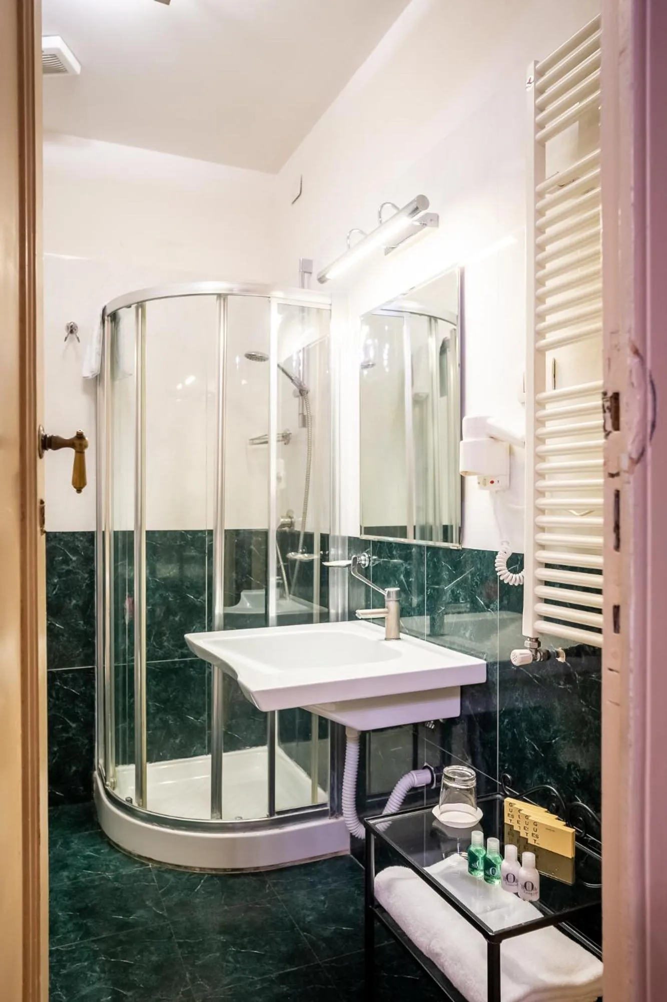 Bathroom in Hotel Bretagna Heritage - Alfieri Collezione