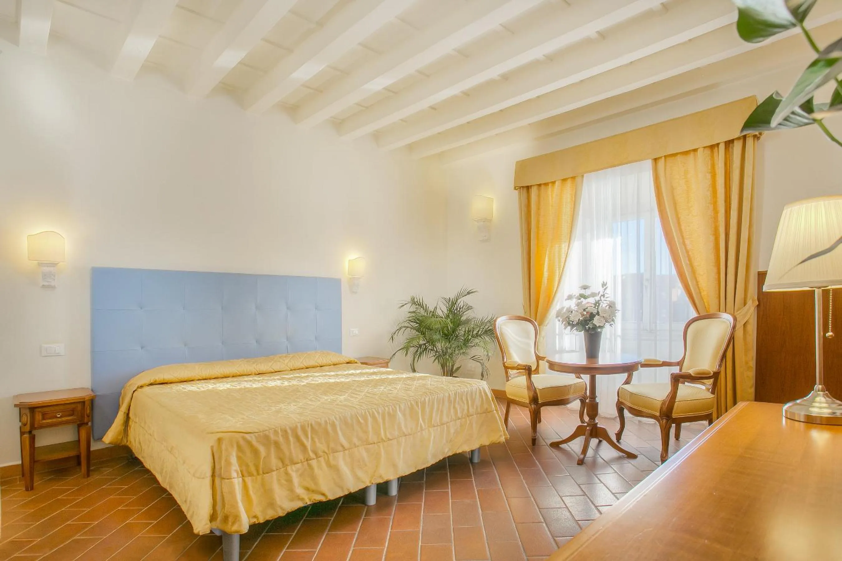 Photo of the whole room in Hotel Bretagna Heritage - Alfieri Collezione