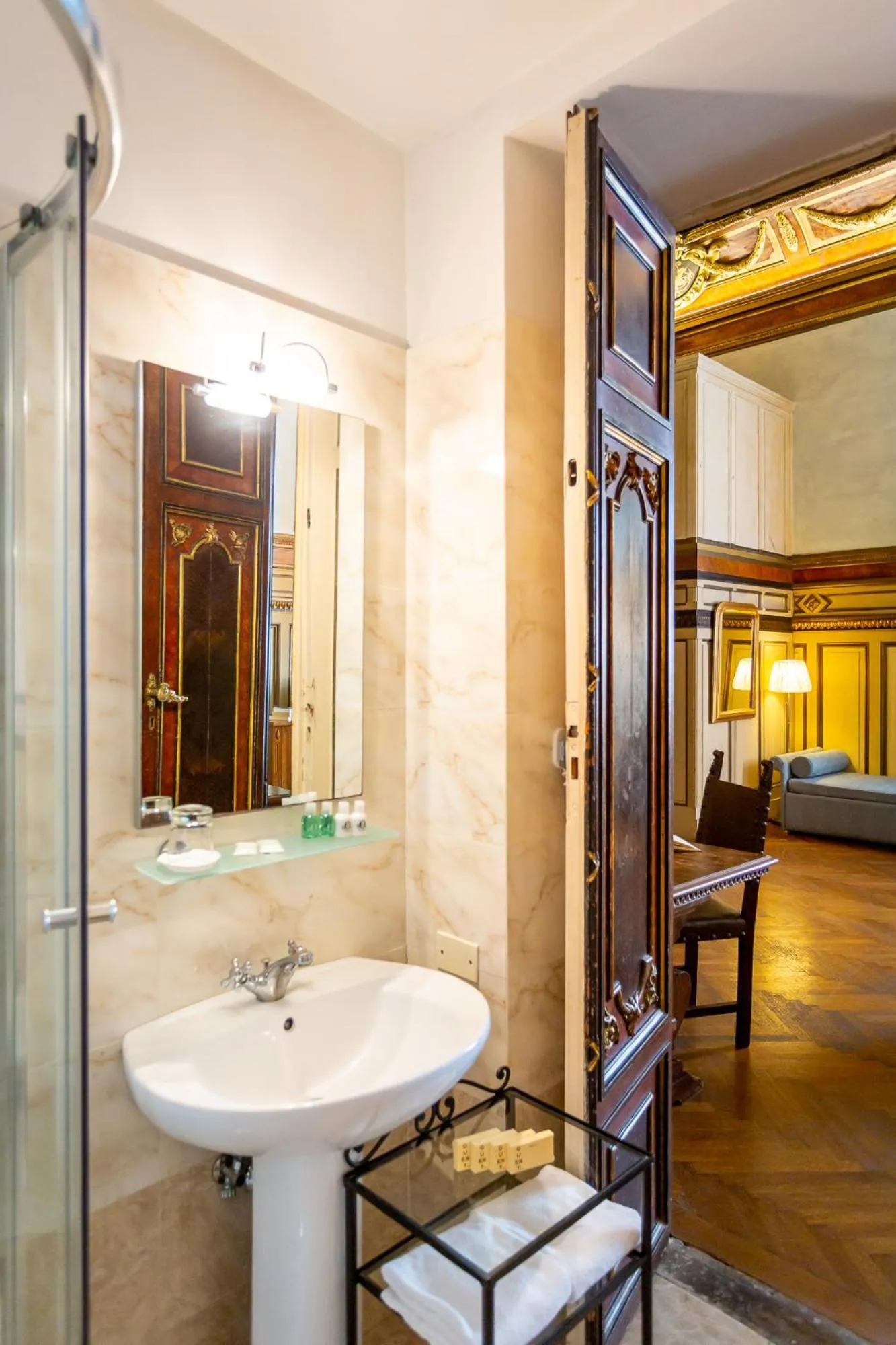 Bathroom in Hotel Bretagna Heritage - Alfieri Collezione