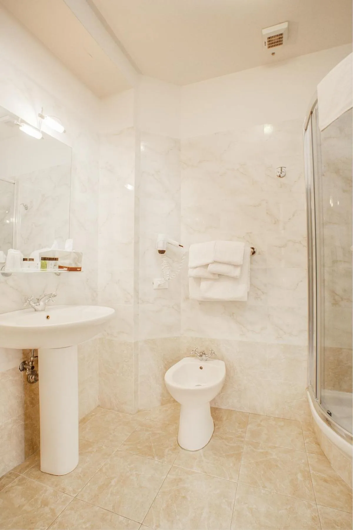 Bathroom in Hotel Bretagna Heritage - Alfieri Collezione