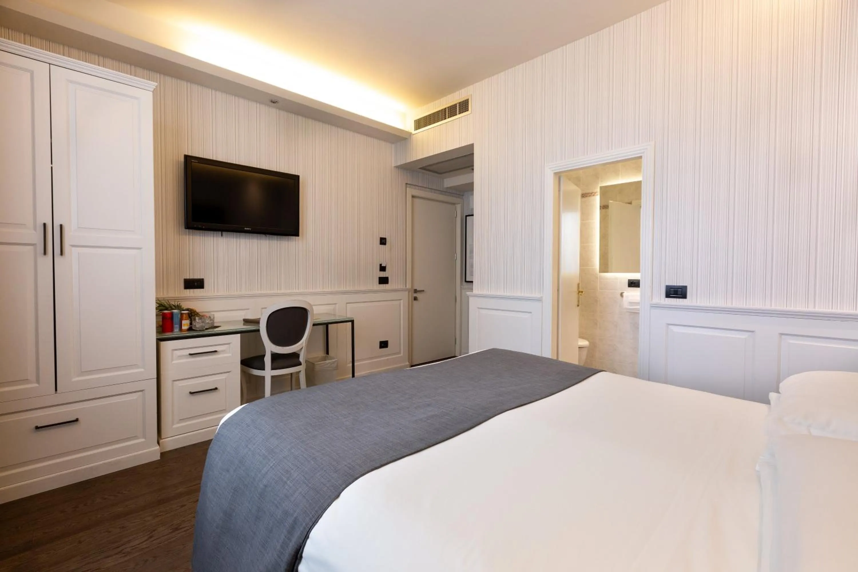 Photo of the whole room, Bed in Hotel Silla