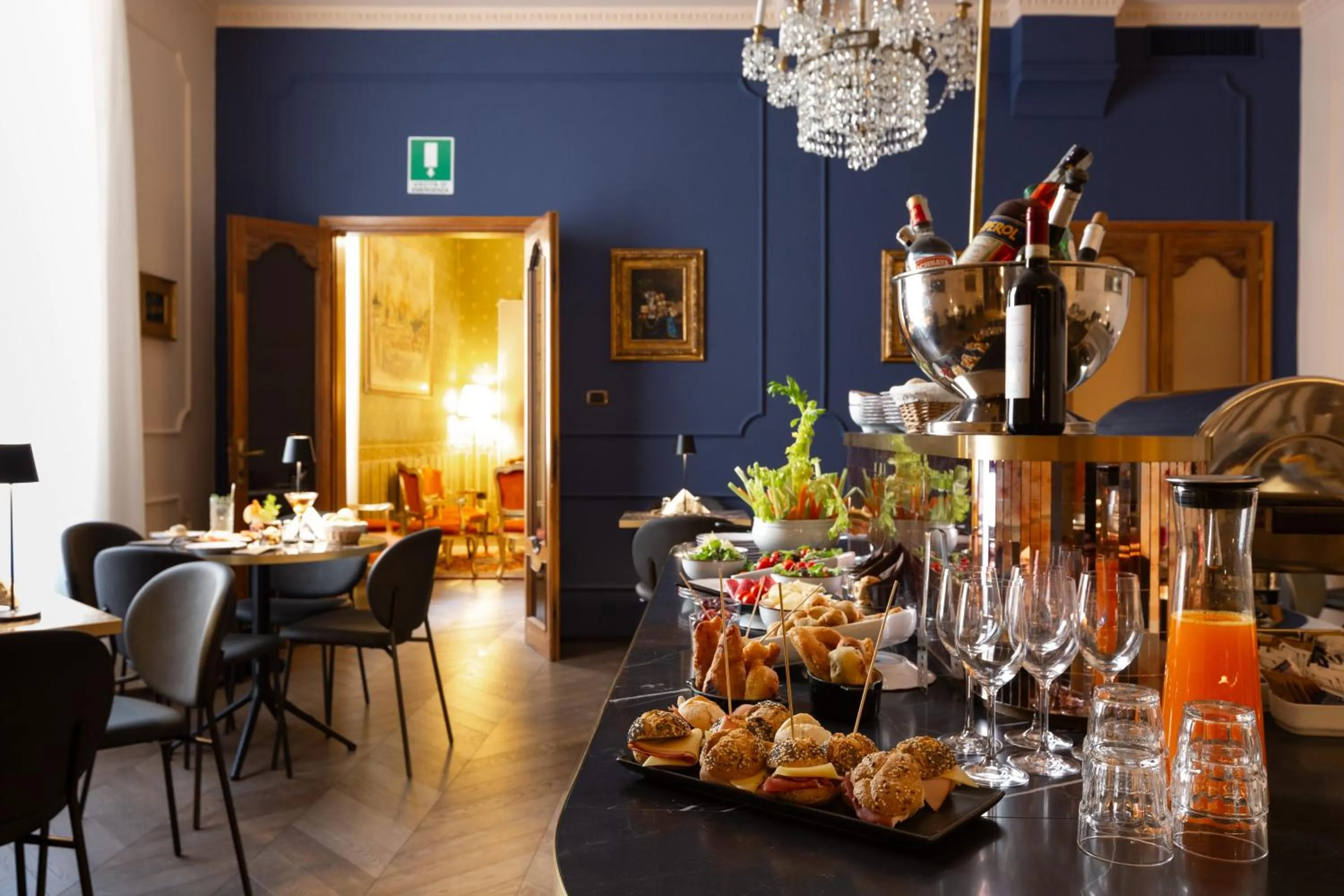 Restaurant/places to eat in Hotel Silla