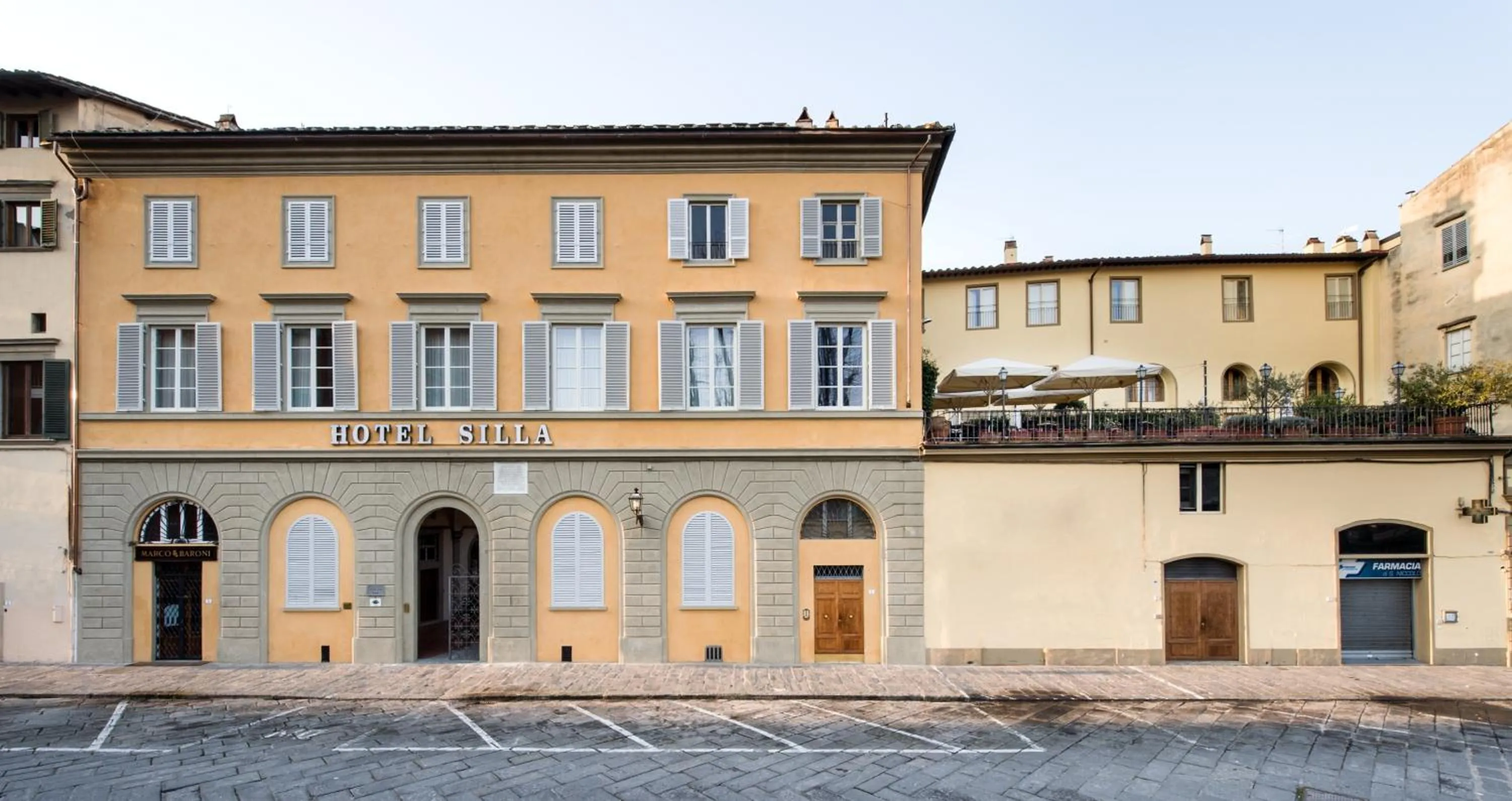 Facade/entrance in Hotel Silla