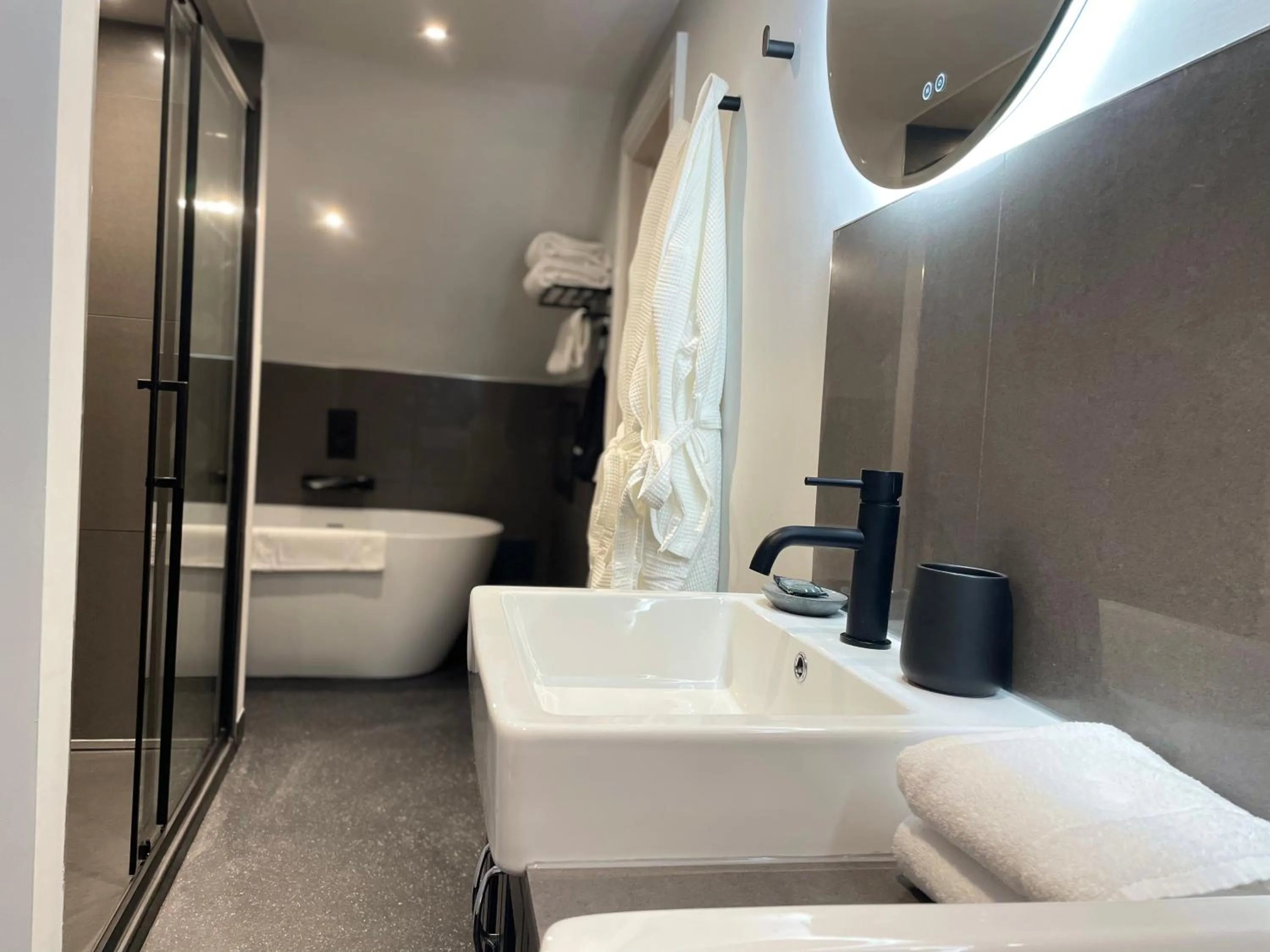 Shower in Prince Llewelyn Hotel