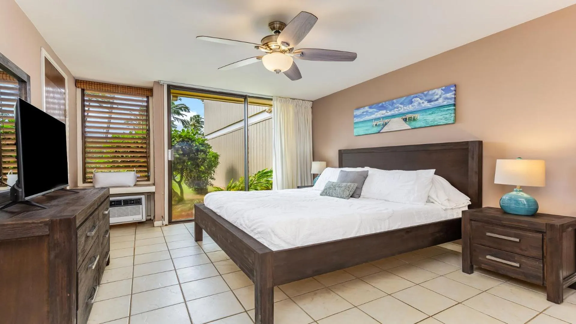 Bedroom, Bed in Beach Cozy North Shore Turtle Bay Condo