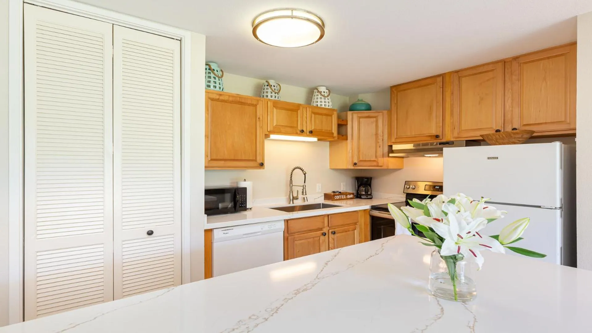Kitchen or kitchenette in Beach Cozy North Shore Turtle Bay Condo