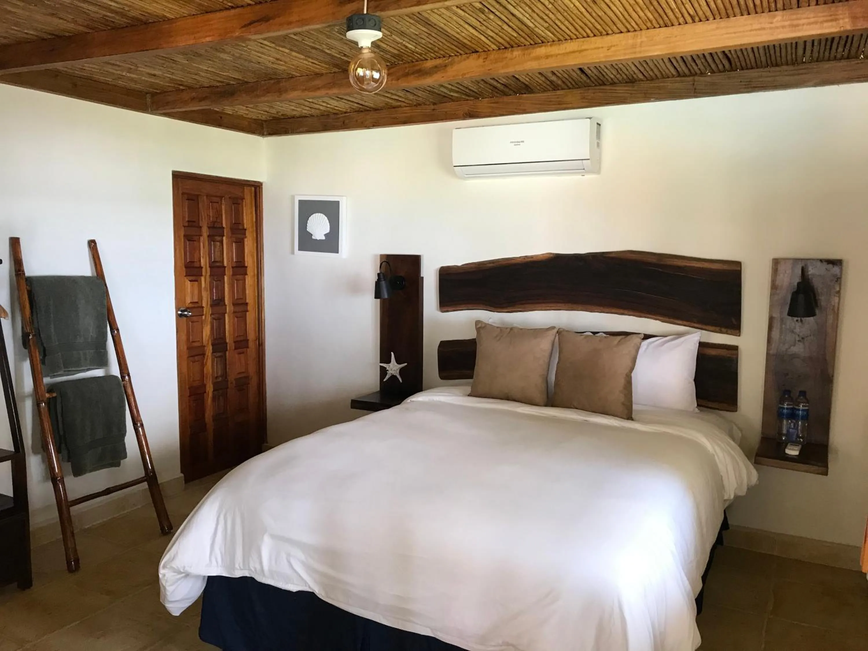 Property building, Bed in Casa del Golfo El Salvador